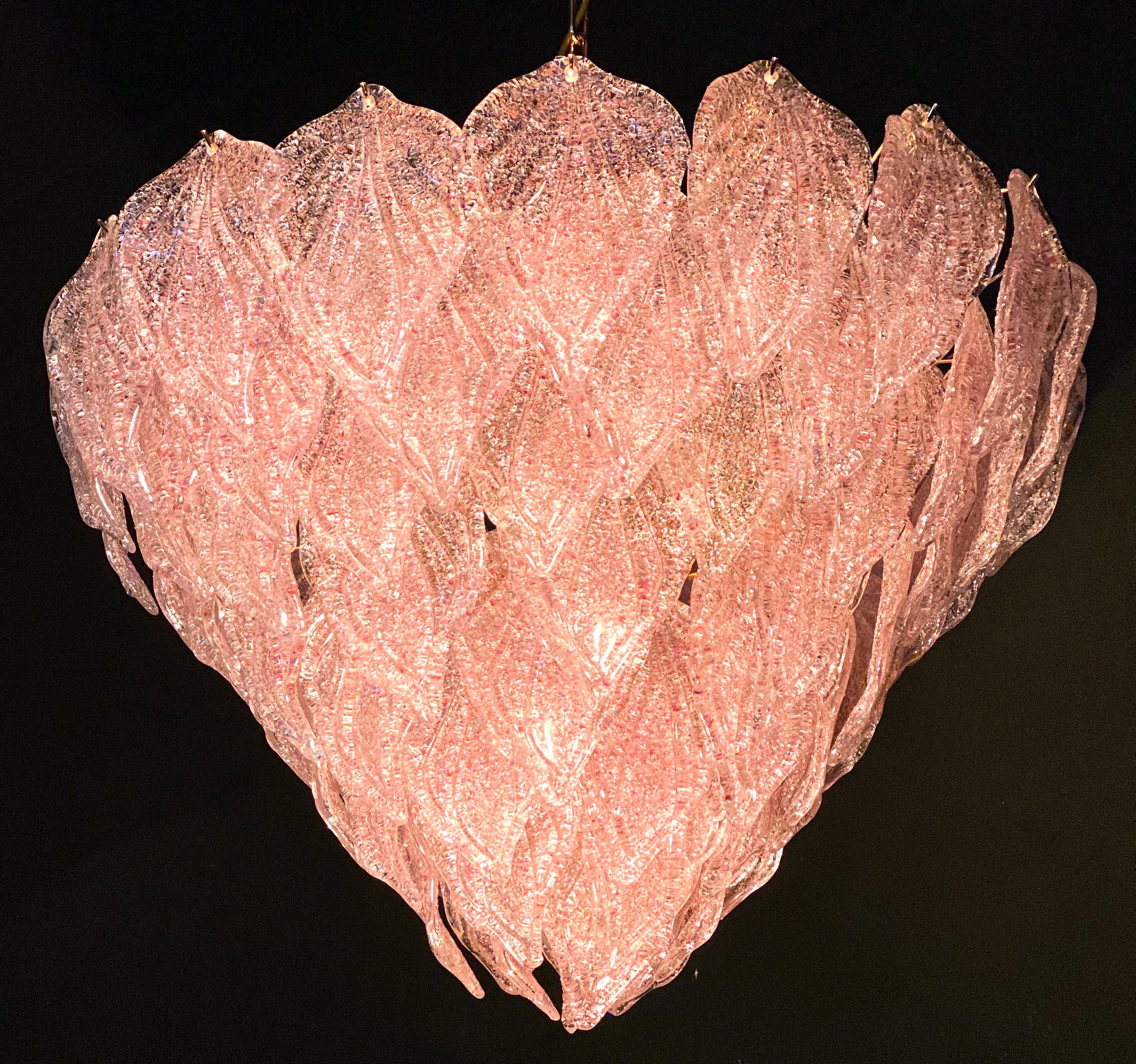 Lustre rose polaire de Murano, chacun avec 88 précieuses feuilles de verre soufflées à la main, suspendues au cadre en laiton. Effet de lumière spectaculaire.
Disponible également une paire et quatre paires d'appliques.

Mesures : Hauteur 75 cm,