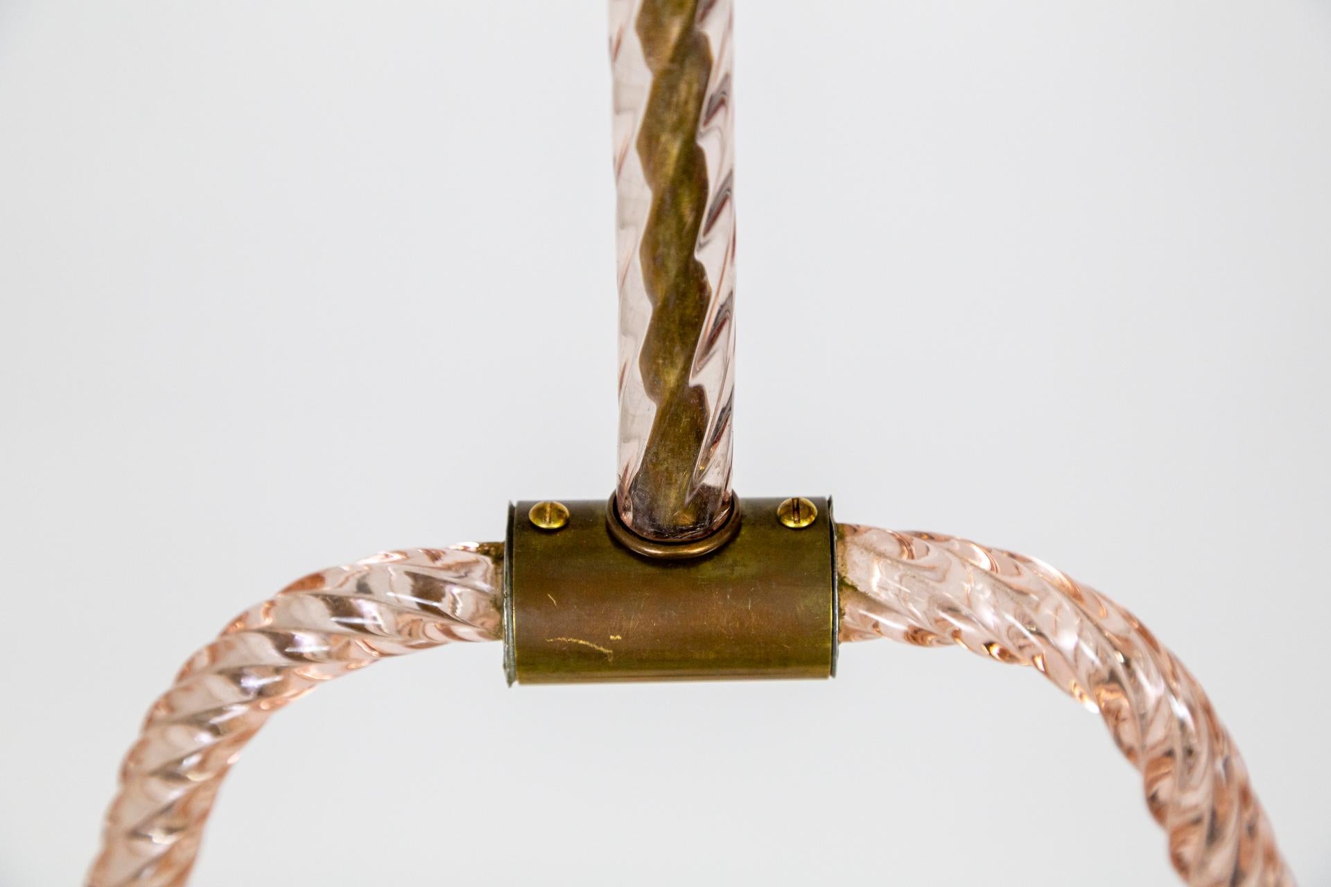 Milieu du XXe siècle Lampe à suspension en verre de Murano rose avec cadre en corde par Barovier
