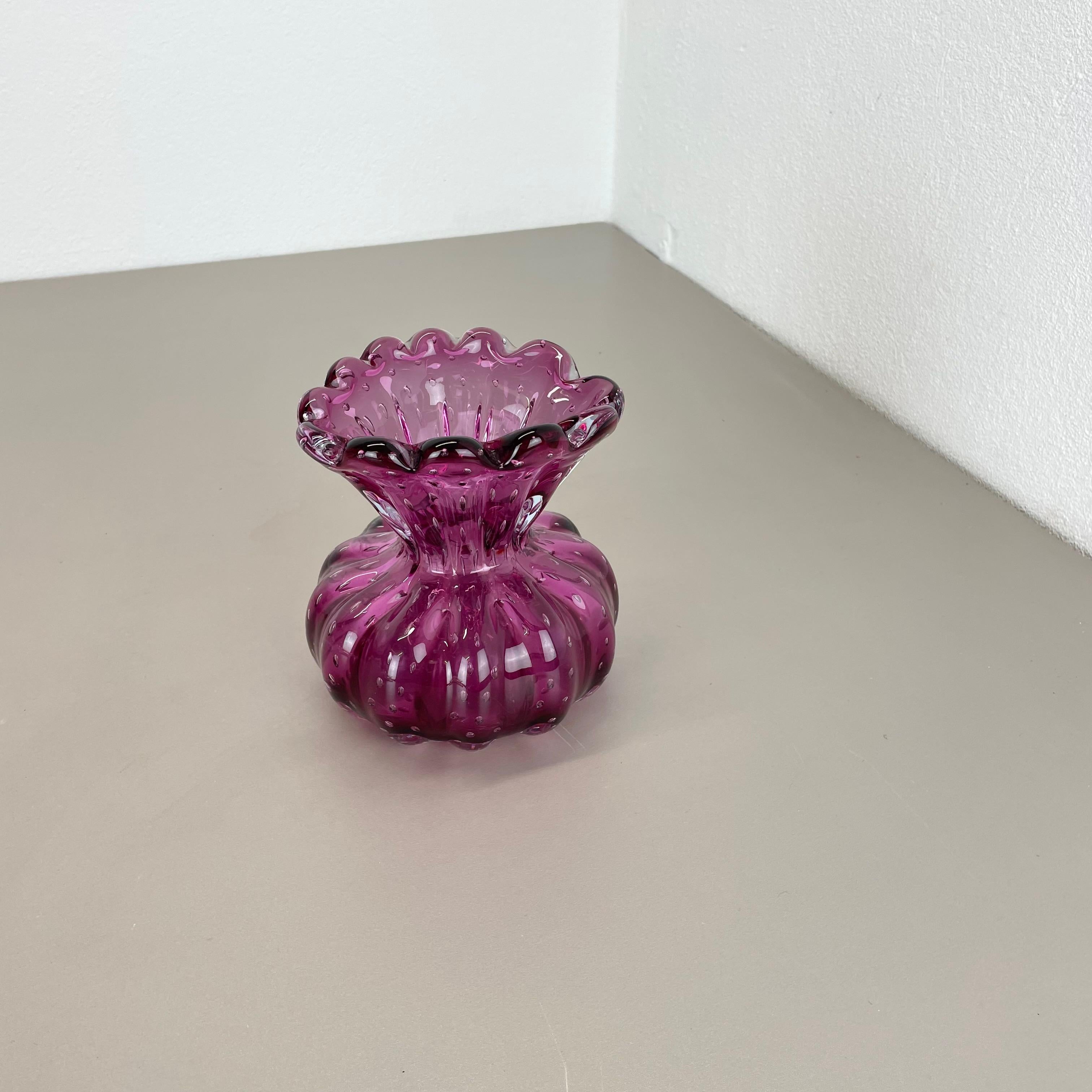 Articolo:

Elemento di vaso in vetro di Murano di Barovier e Toso


Origine:

Murano, Italia


Decennio:

1970s


Questo originale elemento di vaso in vetro vintage è stato prodotto negli anni '70 a Murano, in Italia. È realizzato con la tecnica di
