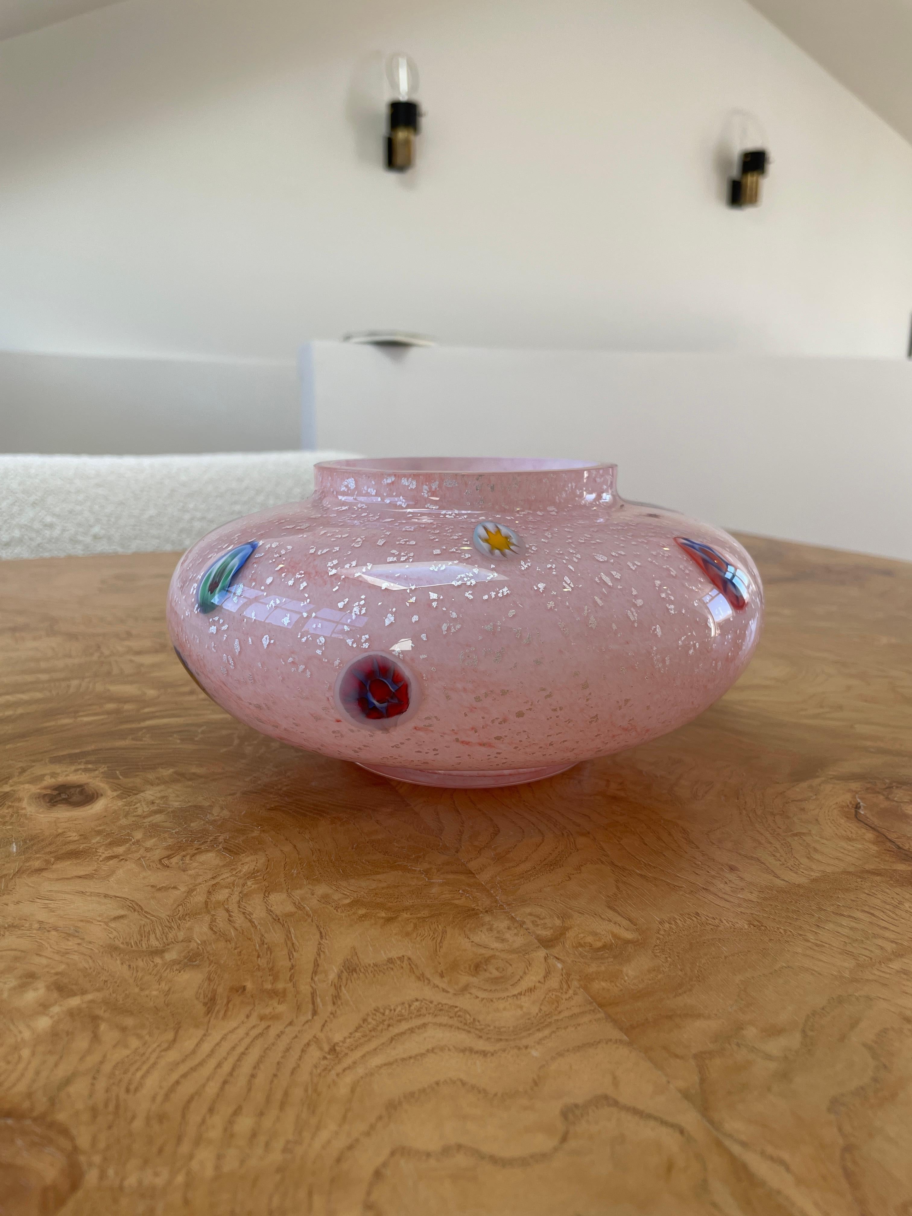Scandinave moderne Vase rose de Murano avec murrines en vente