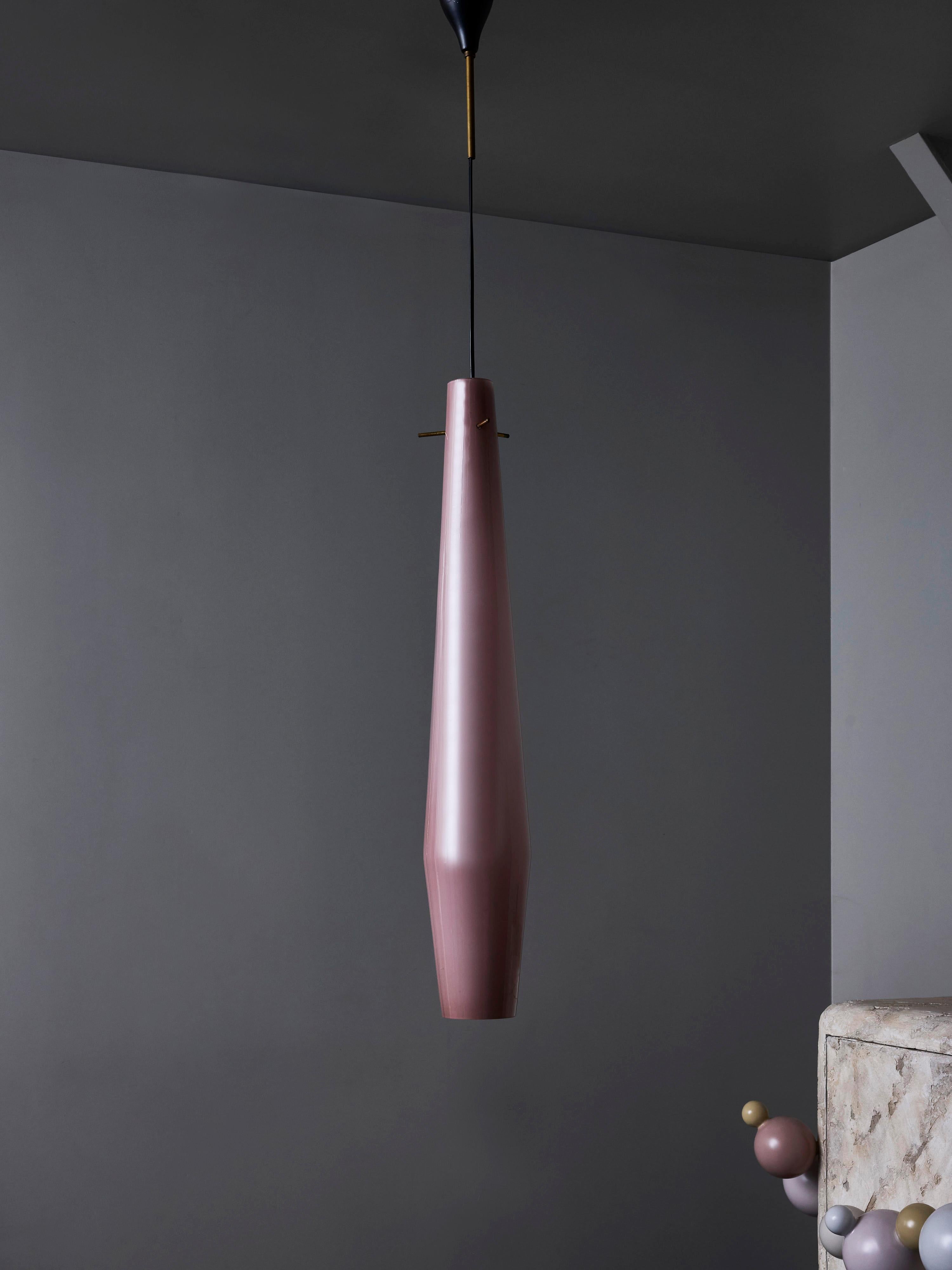 Questa sospensione sottile e allungata di Vistosi presenta un tubo in vetro di Murano rosa sostenuto da tre aste in ottone. È dotato di un filo regolabile ed è rifinito con un gambo in ottone e un baldacchino dipinto.

Vistosi
Fondata da Guglielmo