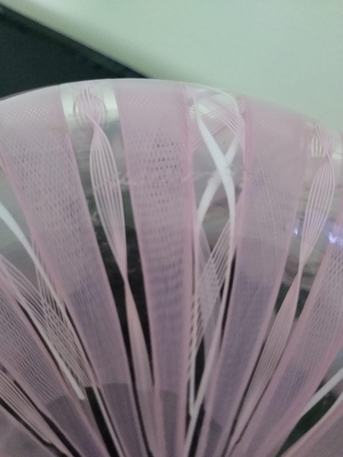 Bellissimo fazzoletto d'epoca in vetro artistico italiano soffiato a mano con intricati nastri rosa. Documentato al designer Fulvio Bianconi, per l'azienda Venini.  Il vaso è firmato e datato 1997, ma è molto difficile fare una foto.  Il vaso è