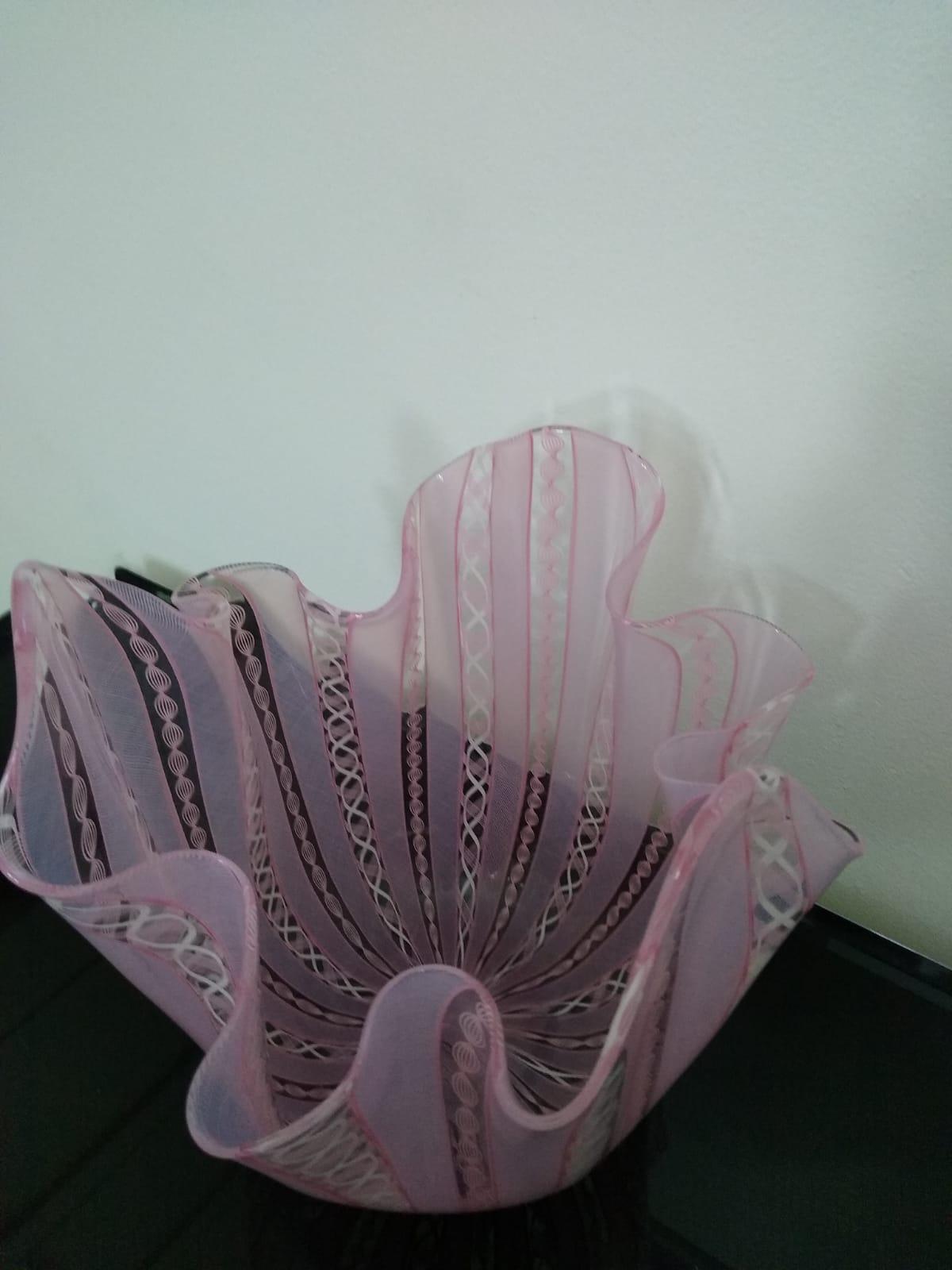 Italiano Vaso Fazzoletto in vetro artistico italiano di Murano rosa di Bianconi, Venini in vendita