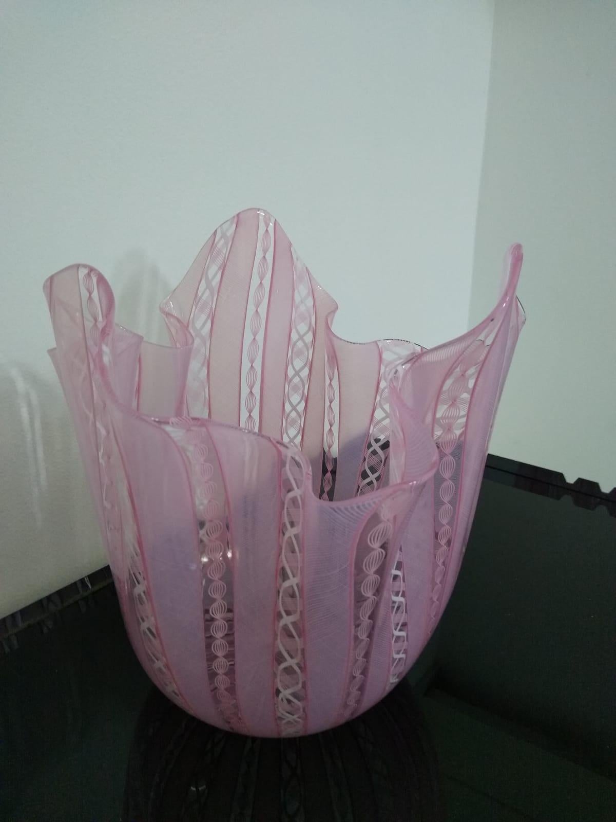 Vetro di Murano Vaso Fazzoletto in vetro artistico italiano di Murano rosa di Bianconi, Venini in vendita