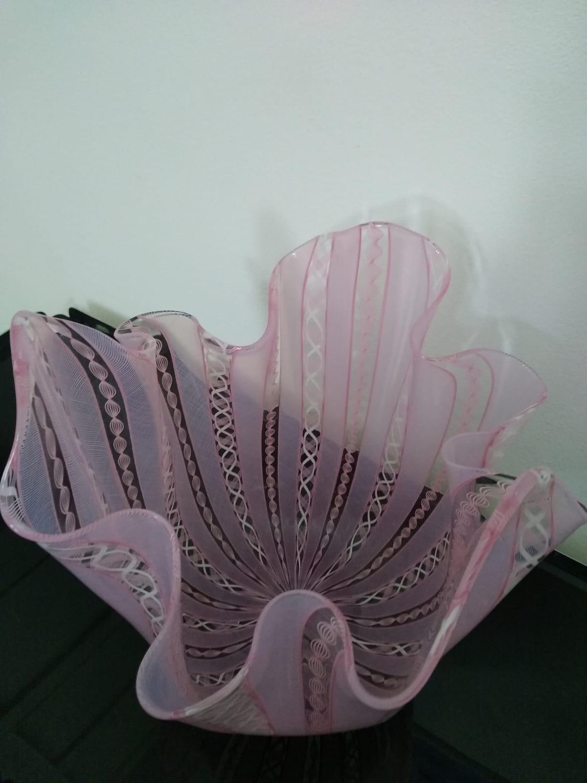 Vaso Fazzoletto in vetro artistico italiano di Murano rosa di Bianconi, Venini in vendita 1