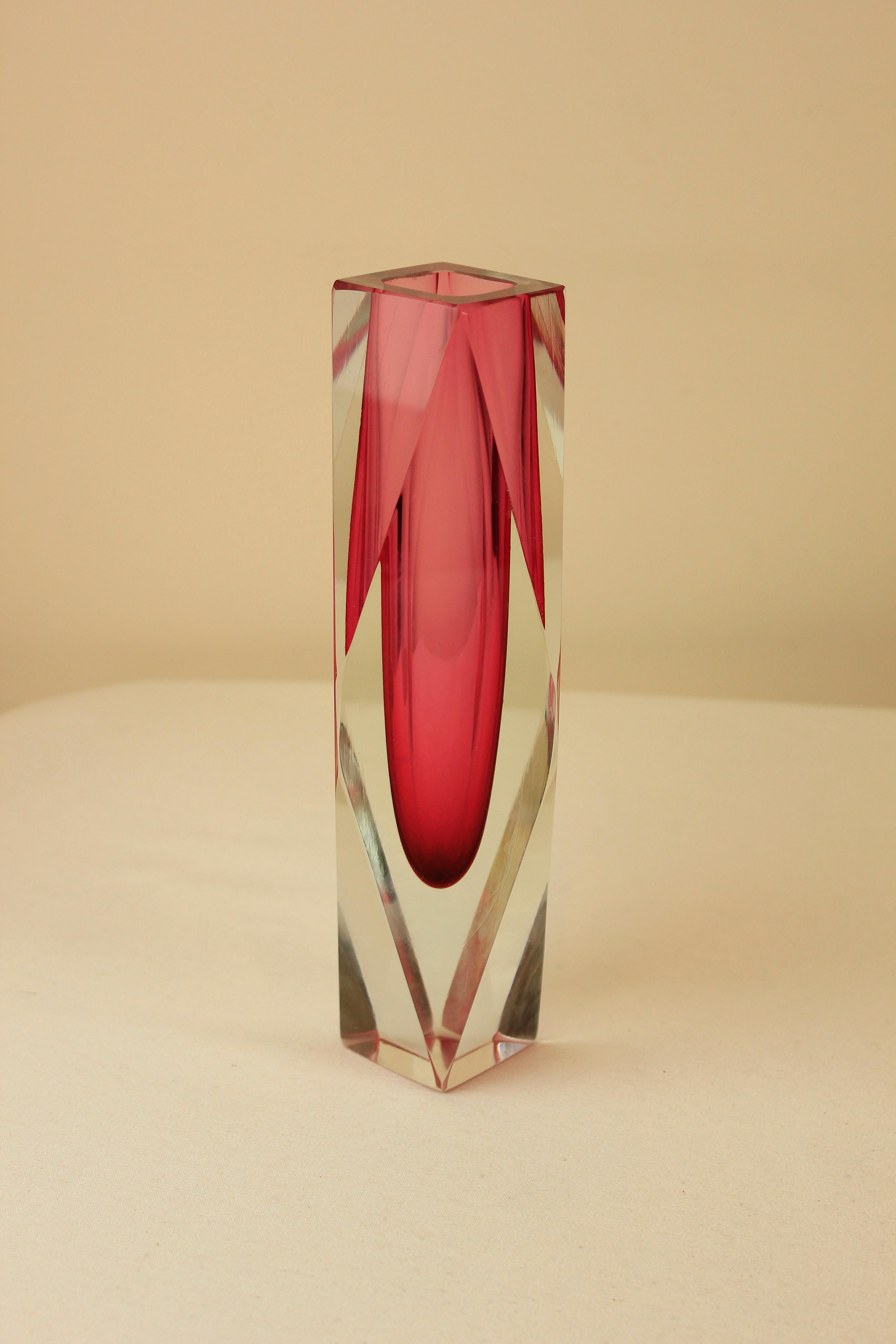 Mandruzzato Sommerso monumental vase in pink. Made in Italy by Alessandro Mandruzzato, 1960s.

Made from blown Murano glass, it features an intricate diamond-like geometric shape. It’s flat, raised facets produce a twinkling effect by reflecting