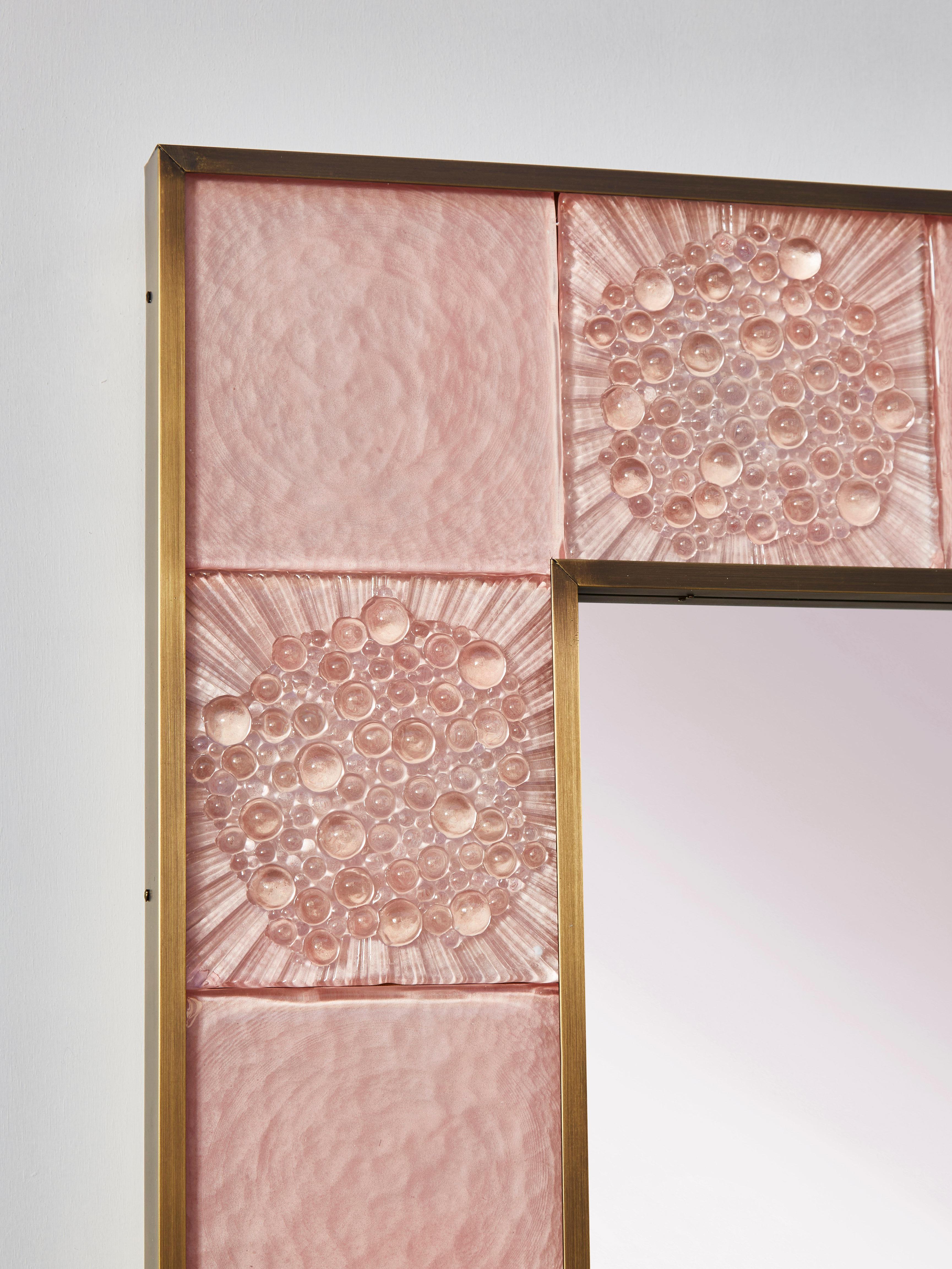 Superbe miroir avec un cadre en verre de Murano teinté et sculpté.
Création par le Studio Glustin.
Paire disponible.