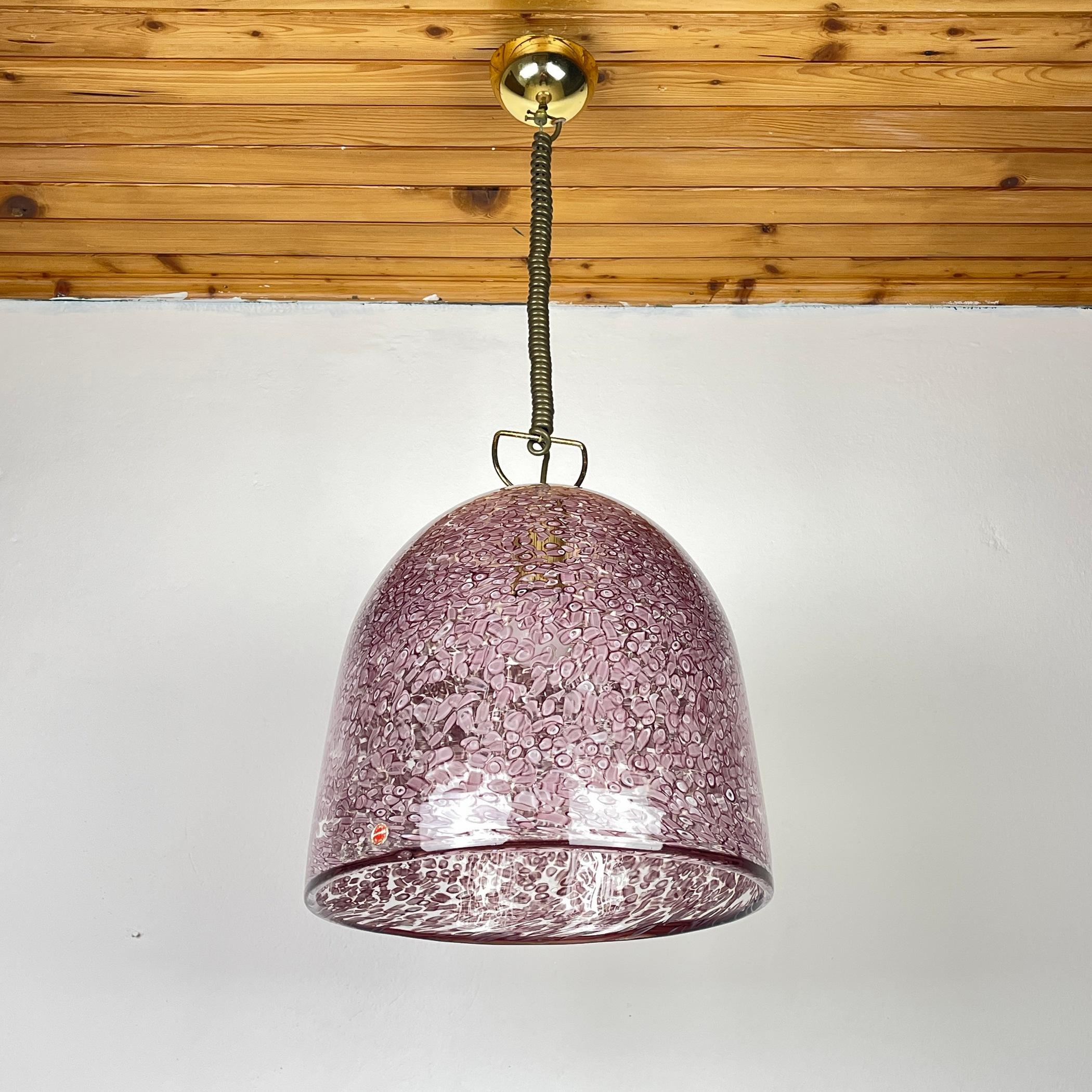 Illuminez votre espace avec l'élégance enchanteresse de la lampe suspendue rose originale de Murano, la 
