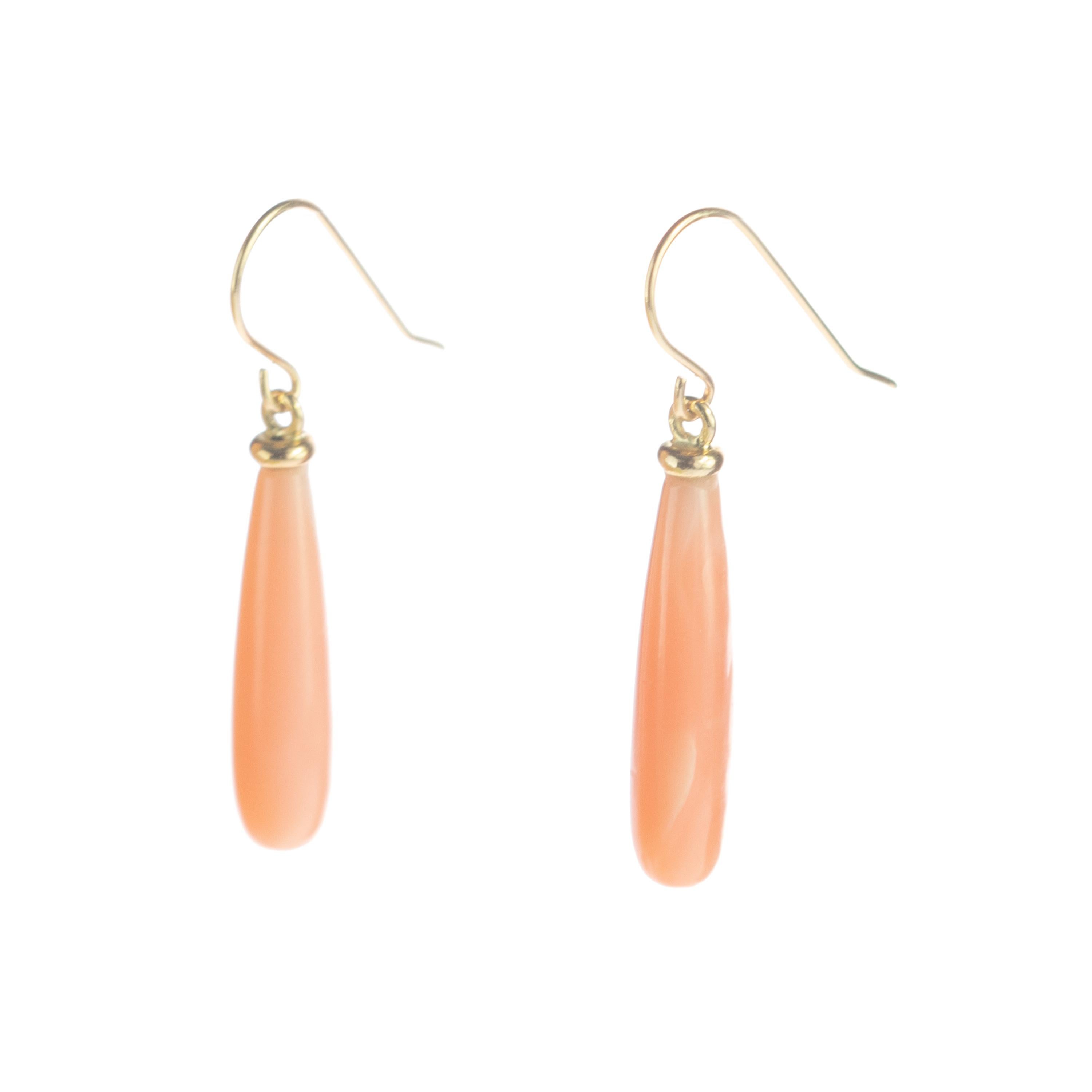 Pendientes colgantes de oro amarillo de 18 quilates en forma de lágrima de coral natural rosa Art Nouveau en venta