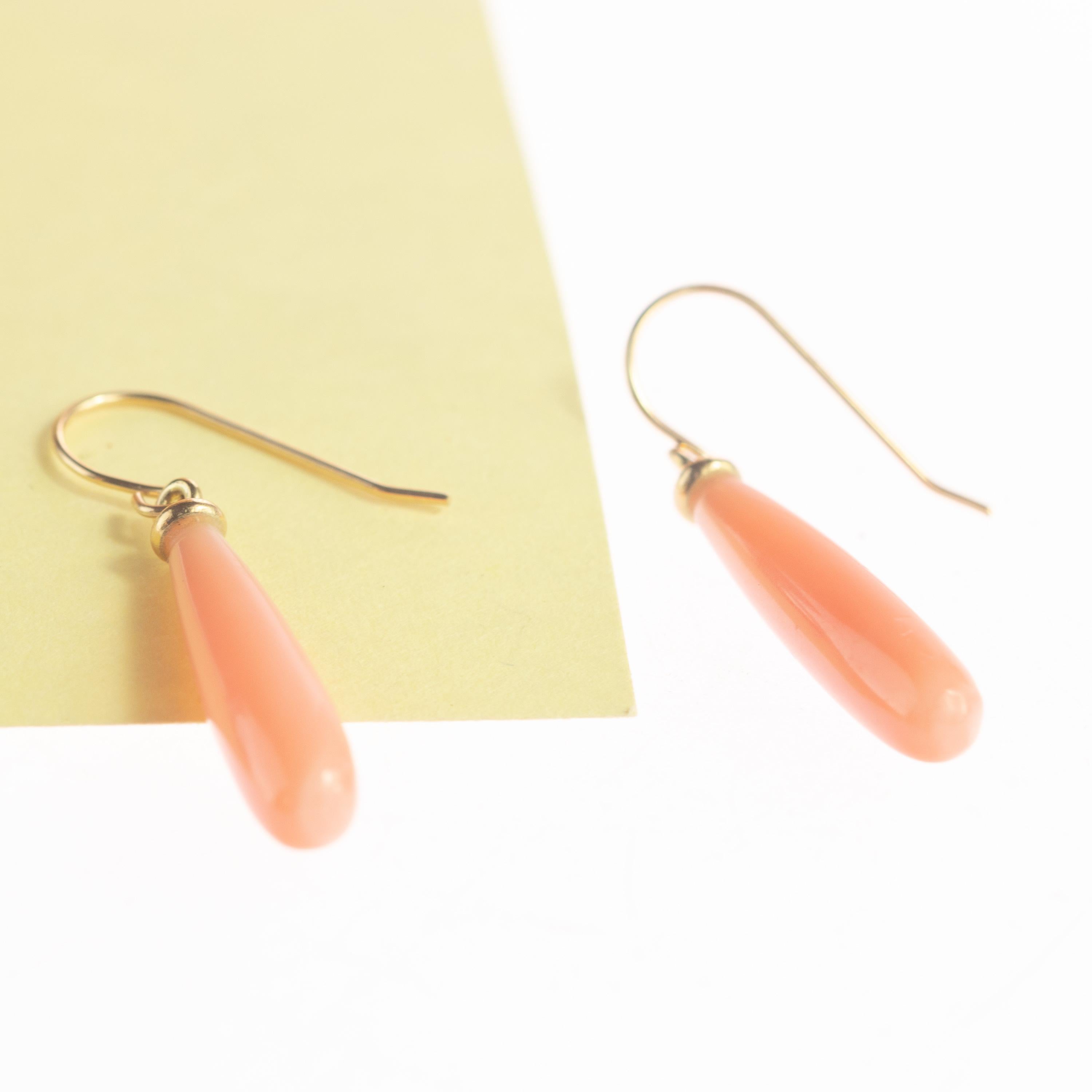 Pendientes colgantes de oro amarillo de 18 quilates en forma de lágrima de coral natural rosa en Nuevo estado para la venta en Milano, IT