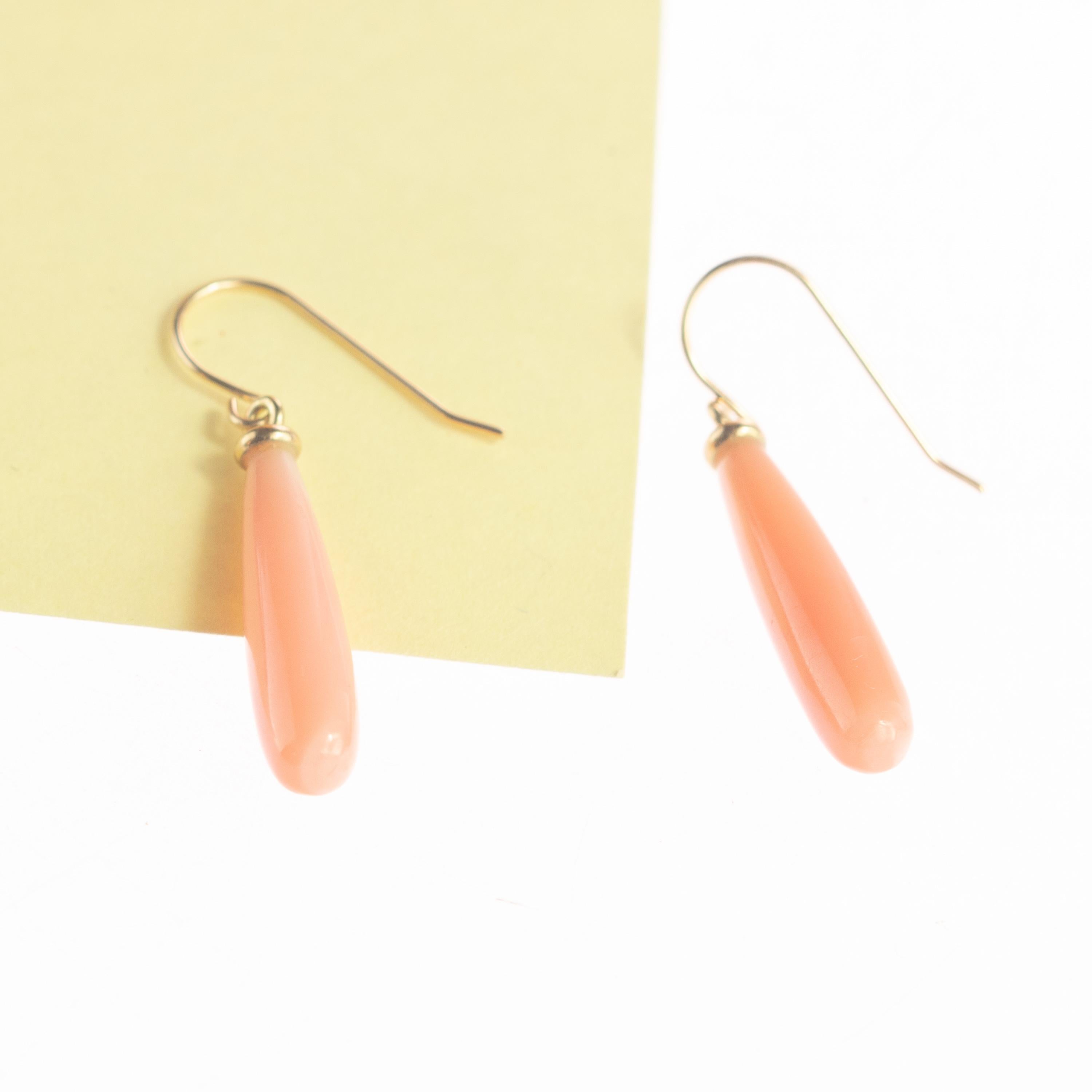 De las mujeres Pendientes colgantes de oro amarillo de 18 quilates en forma de lágrima de coral natural rosa en venta