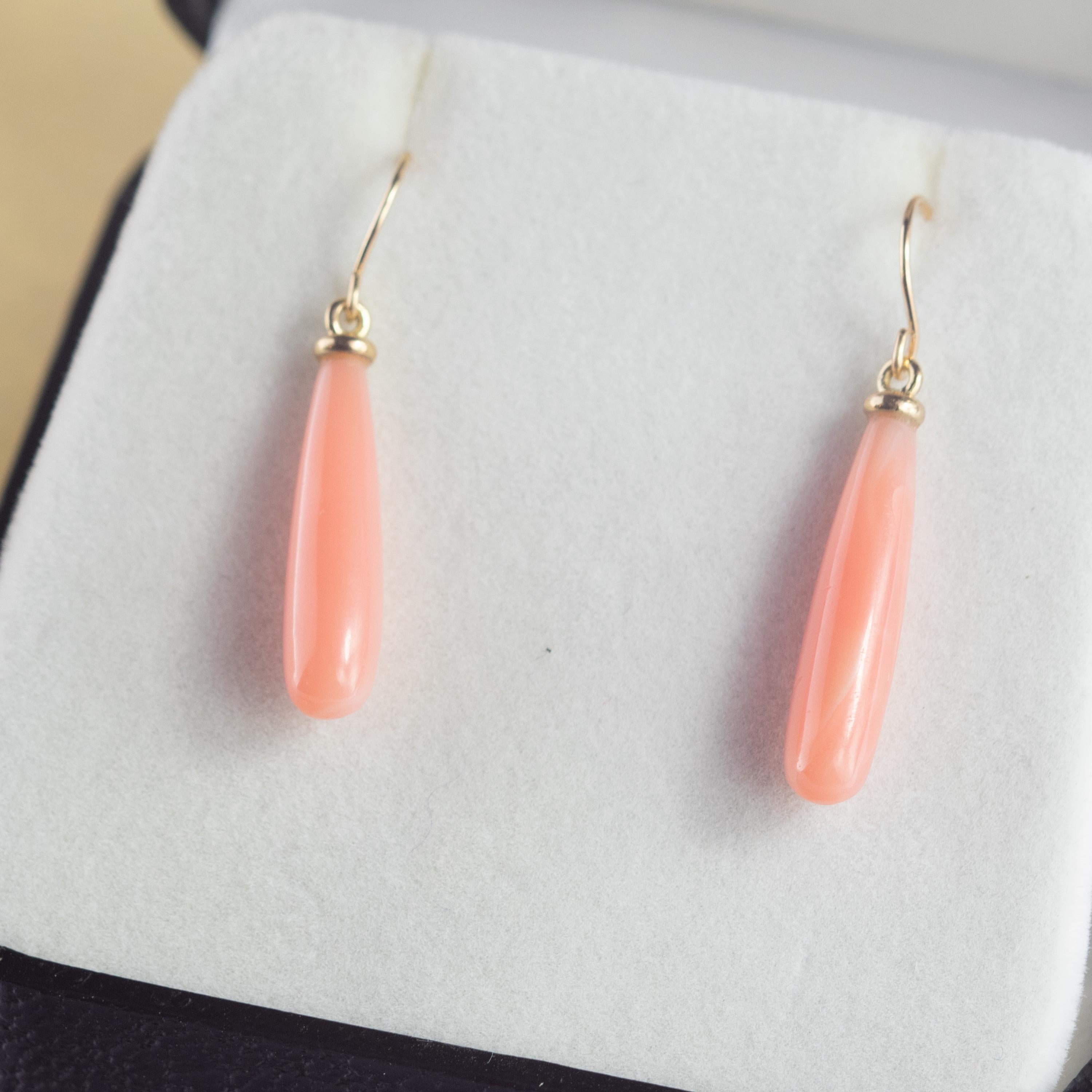 Pendientes colgantes de oro amarillo de 18 quilates en forma de lágrima de coral natural rosa en venta 1