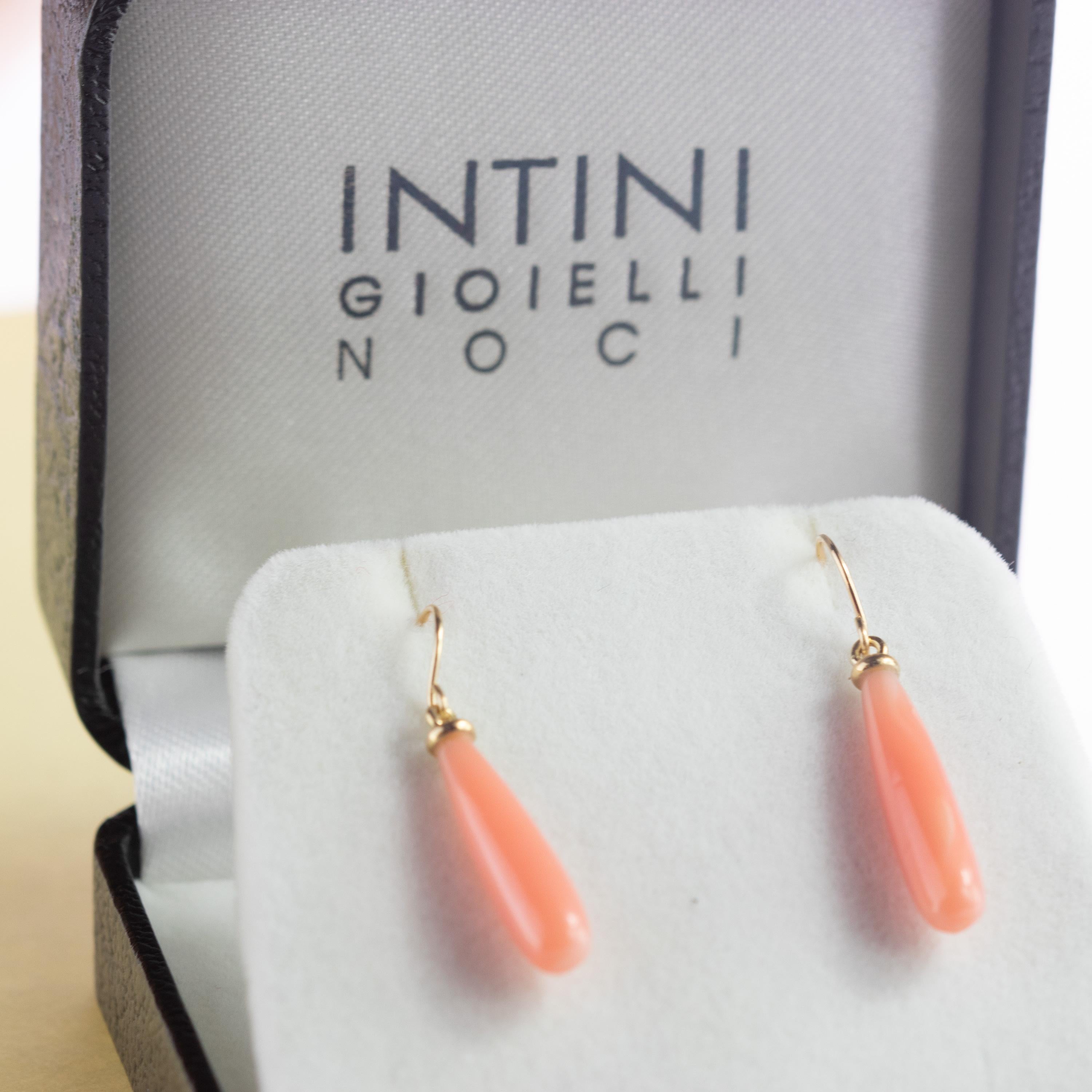 Pendientes colgantes de oro amarillo de 18 quilates en forma de lágrima de coral natural rosa en venta 2