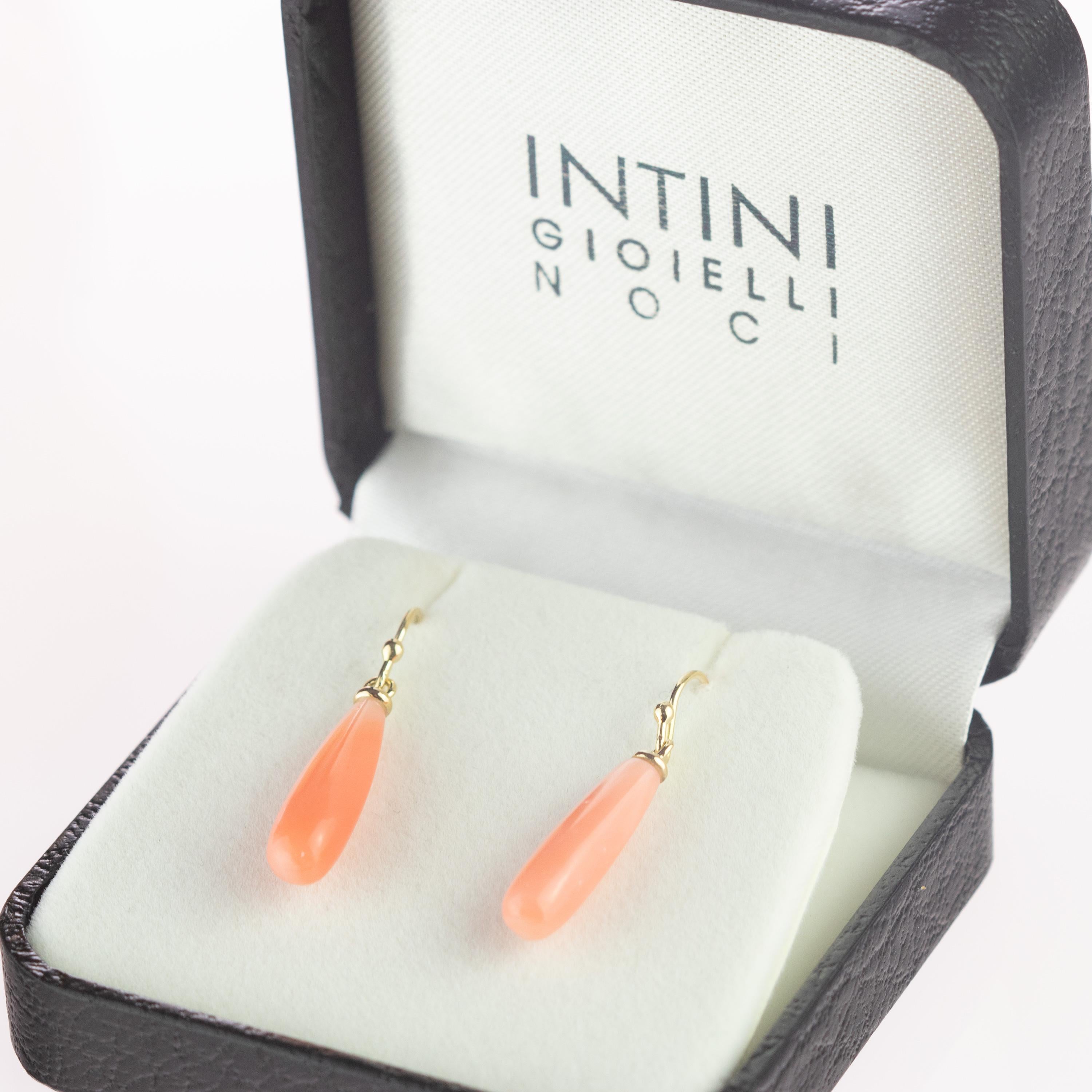 This stunning masterpiece with high quality craftsmanship was born in the Intini Jewels workshop. Our designers add all the italian modern style and glamour in one exquisite piece. Stunning crafted 12.5 carat coral coral drops, hanging from 18 karat