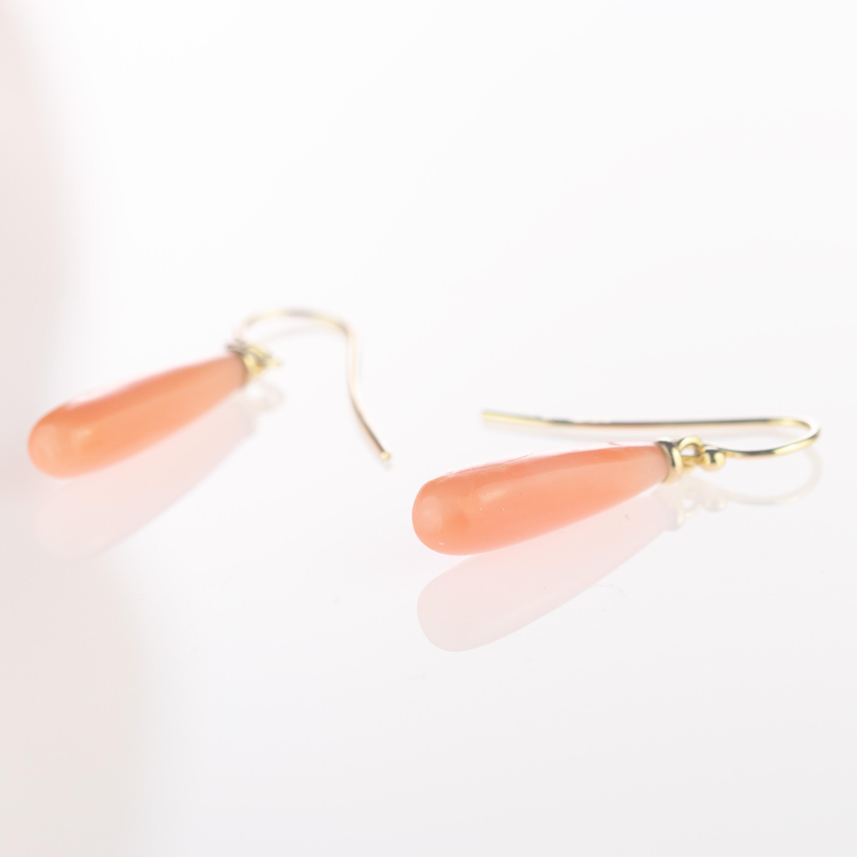 Art Nouveau Pink Natural Coral Bold Tear Drop Carved 18 Karat Yellow Gold Dangle Earrings