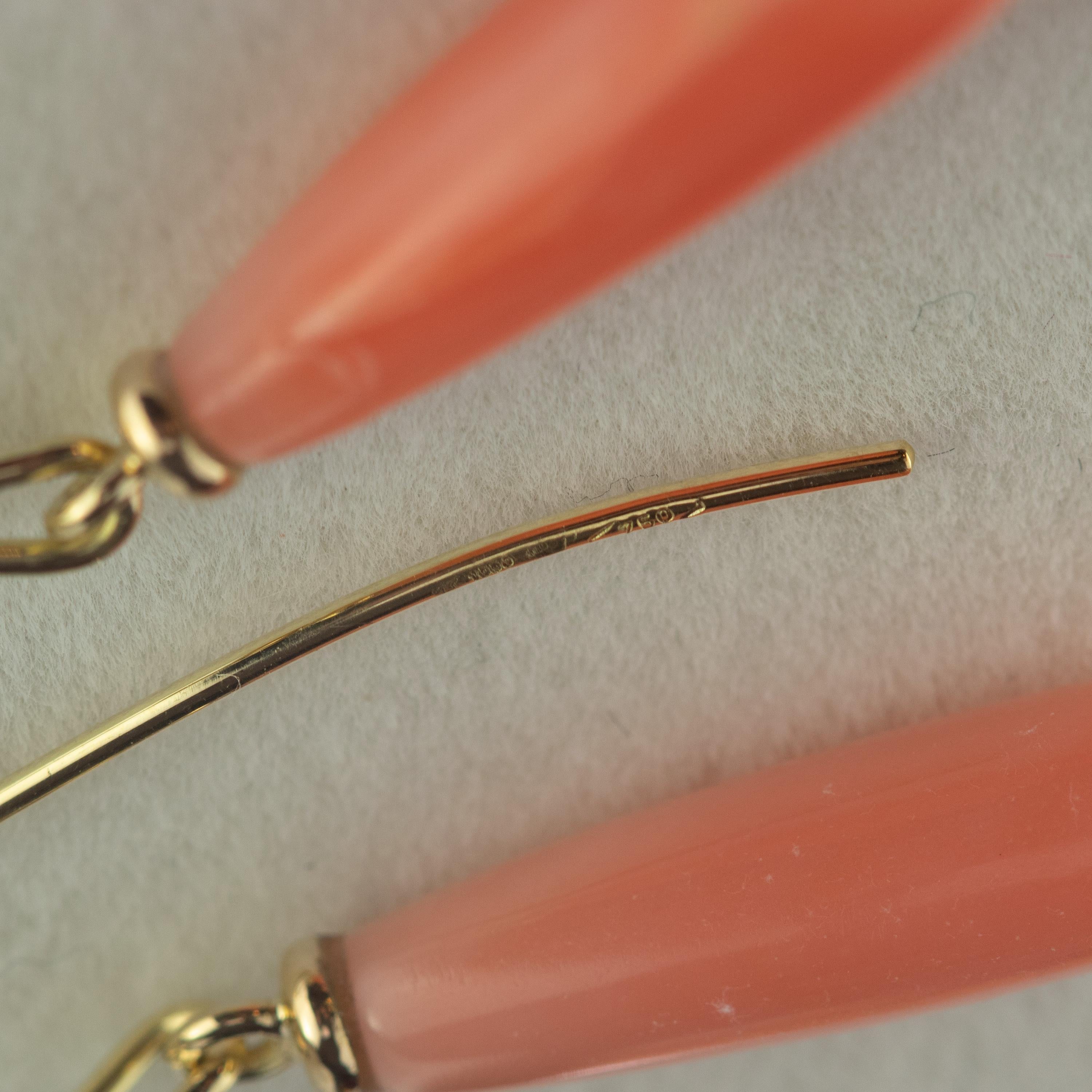 Pink Natural Coral Bold Tear Drop Carved 18 Karat Yellow Gold Dangle Earrings In New Condition In Milano, IT