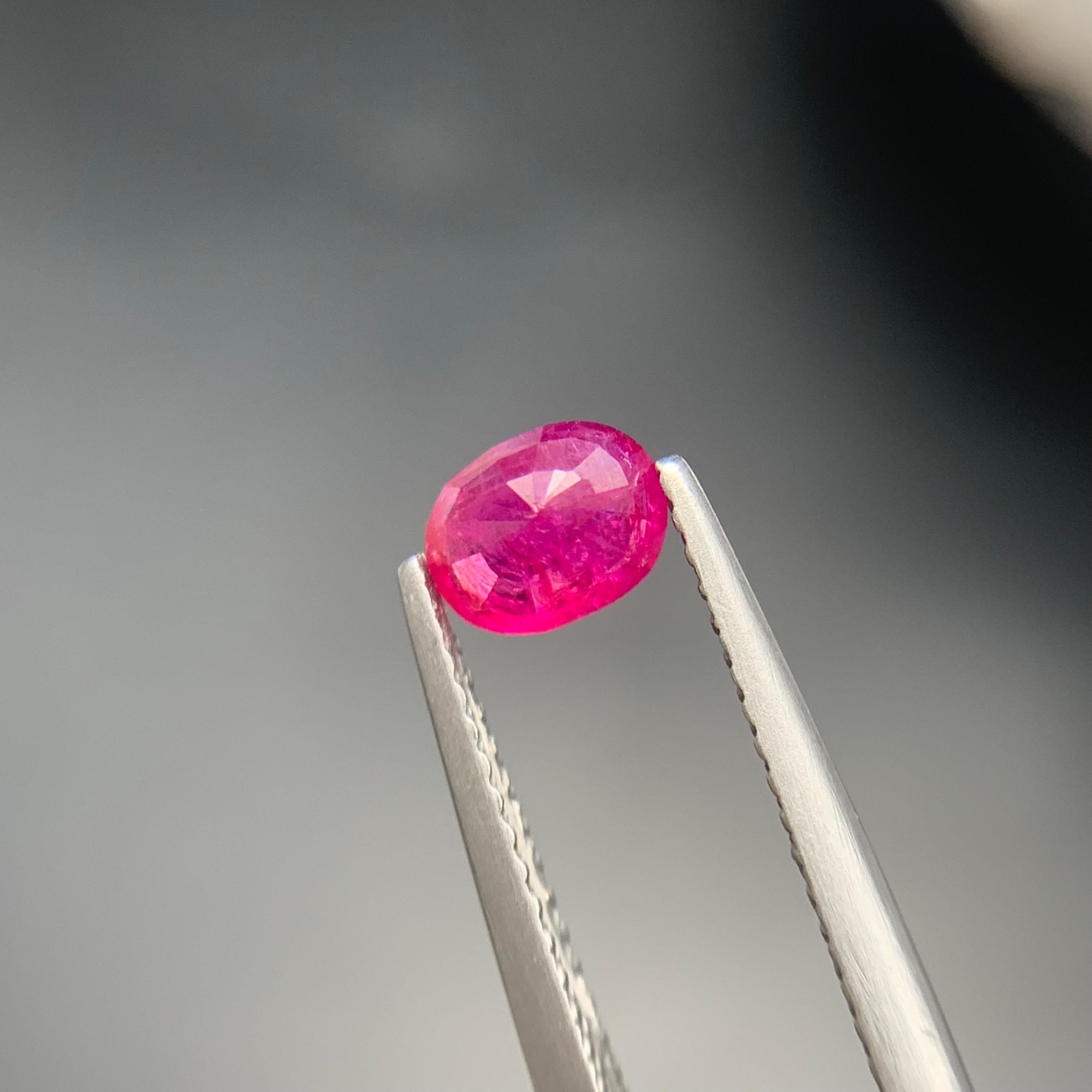 Femenino o masculino Anillo de rubí natural rosa Gema suelta 0,75 ct Ovalada talla cojín para joyería en venta