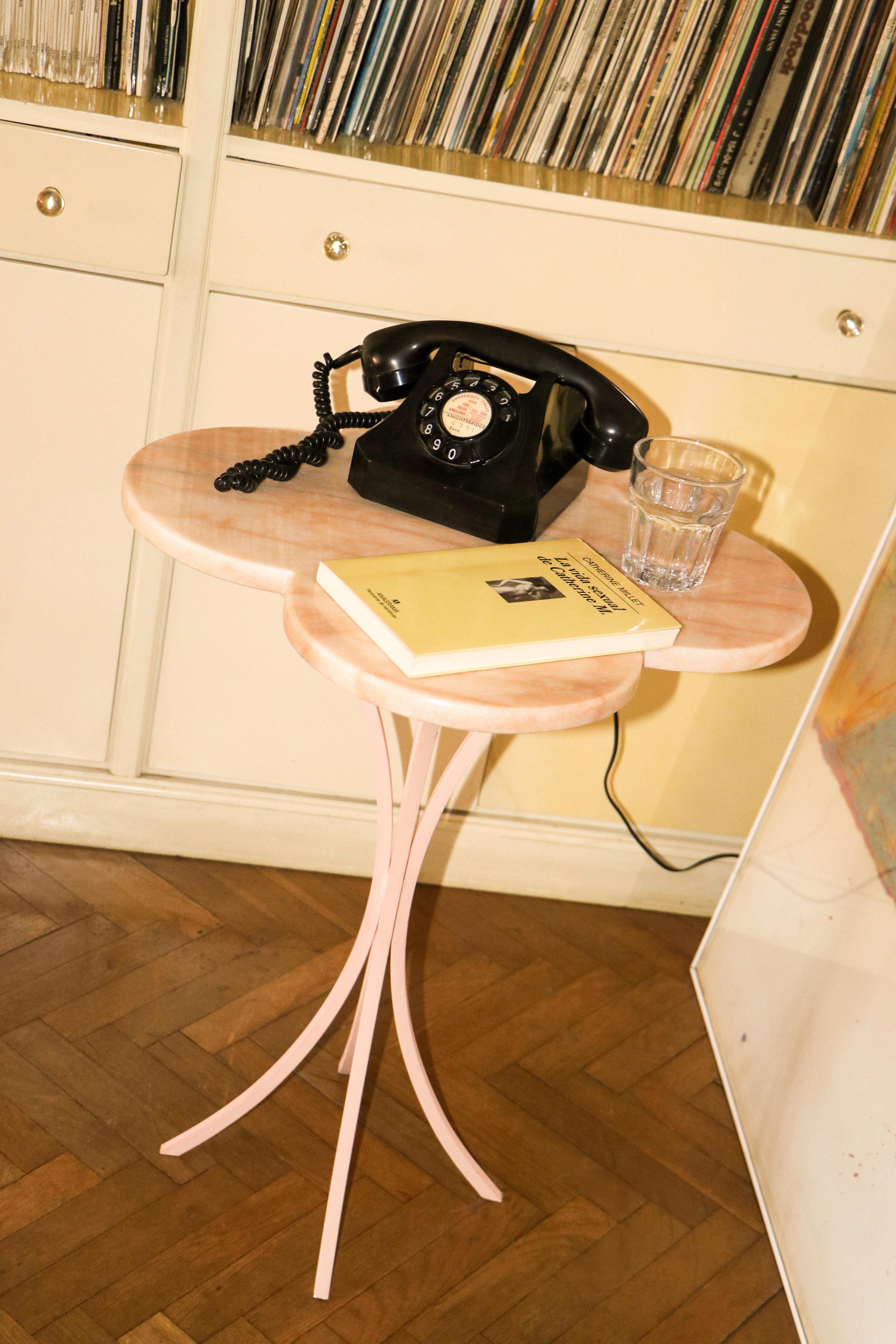 Fait main Table de chevet en pierre naturelle rose en forme de trèfle en marbre portugais en vente