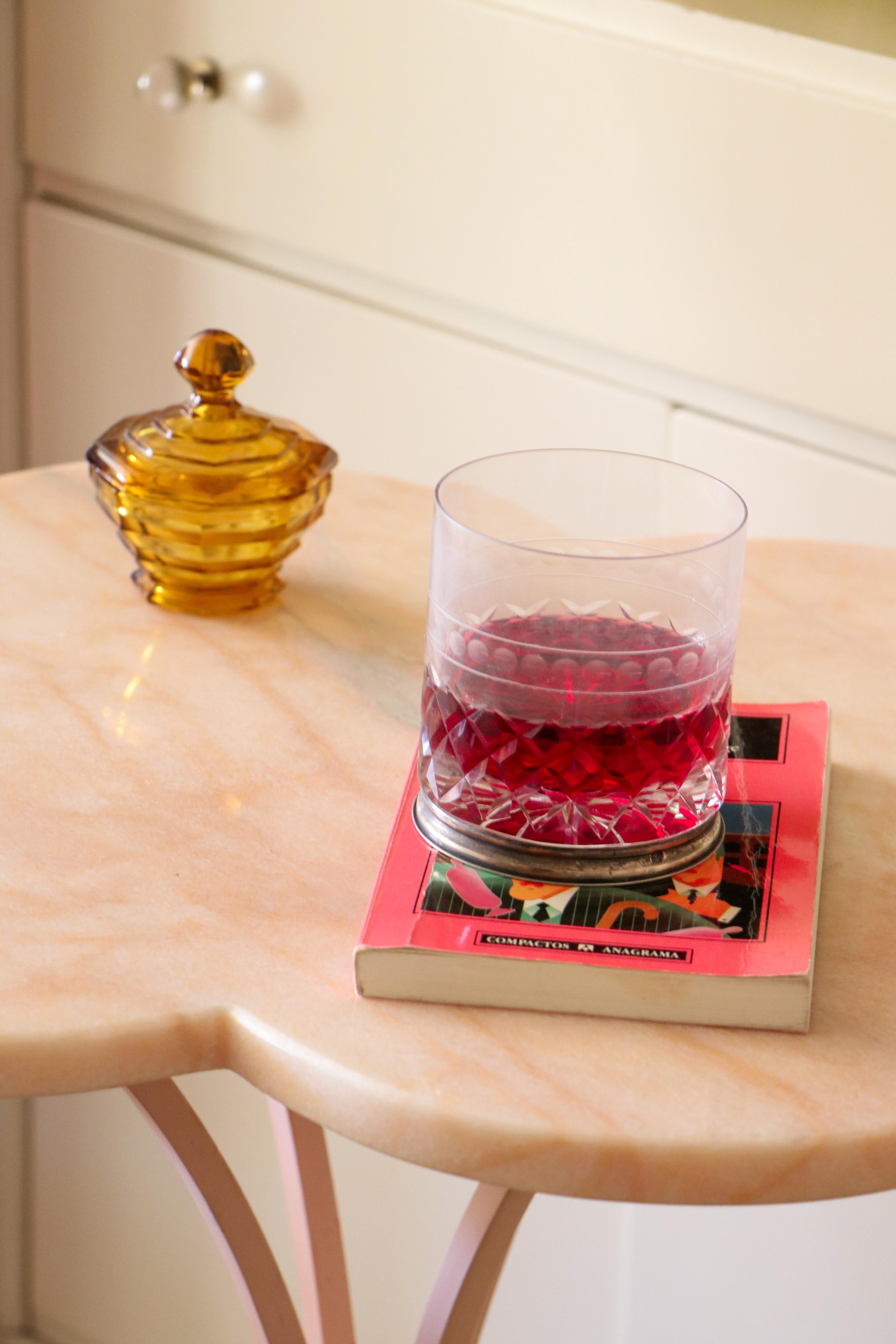 Fer Table de chevet en pierre naturelle rose en forme de trèfle en marbre portugais en vente