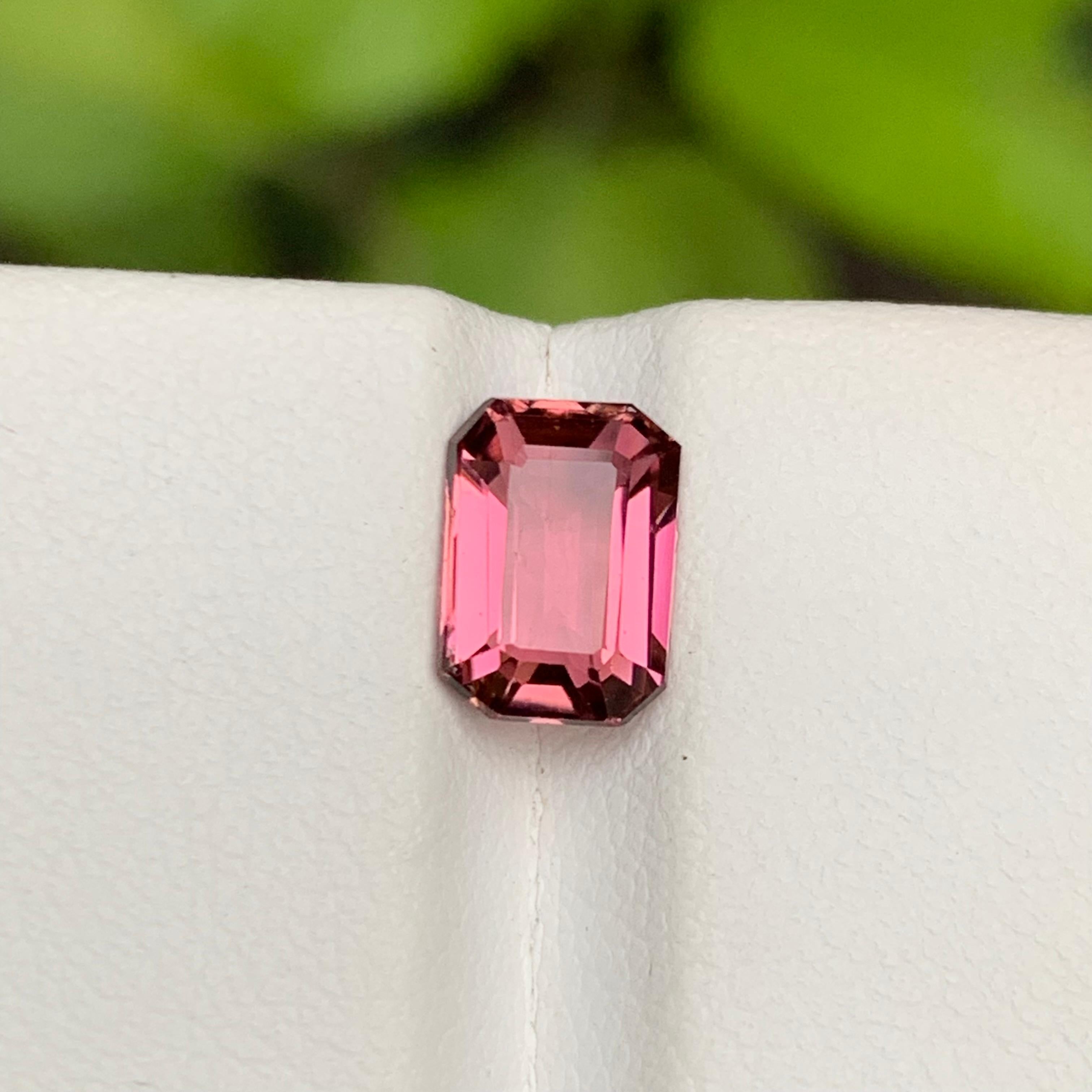 Gemma sfusa di tormalina naturale di colore rosa con taglio smeraldo proveniente da Kunar, Afghanistan!!!

💎 TIPO DI GEMMA: Tormalina 
⚖️ PESO: 2 Carati
🪚 FORMA E TAGLIO: Taglio smeraldo
📏 DIMENSIONE (MM): 8,78 x 6,31 x 4,14
🌈 COLORE:  Rosa
🔎