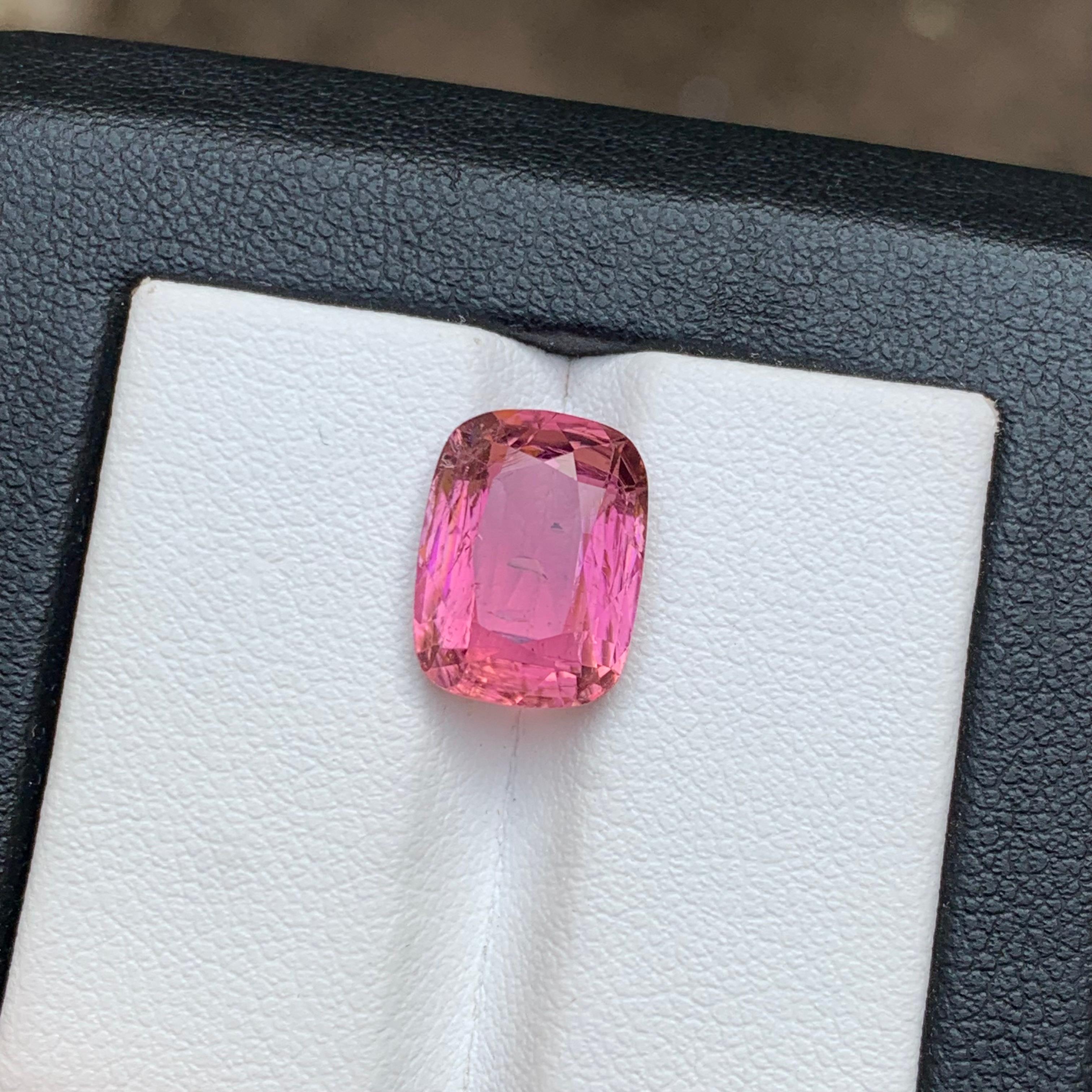 Anello con tormalina naturale rosa, ciondolo, gemma sciolta da 4.50 carati con taglio a cuscino - Gioielli in vendita 1