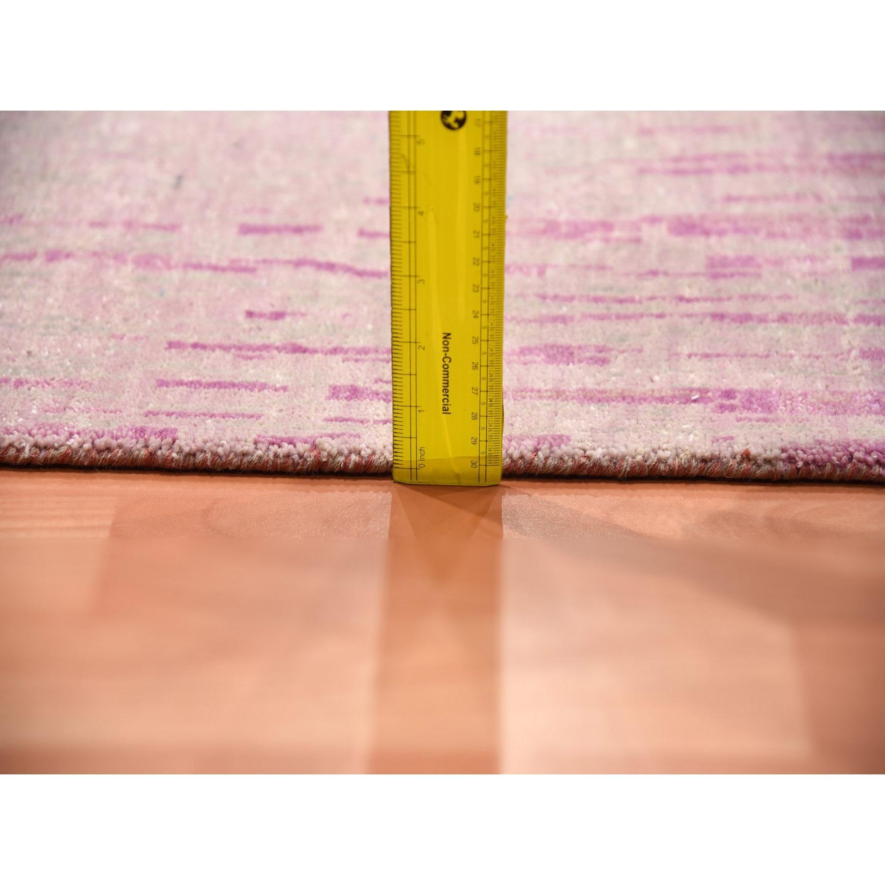 Orientalischer handgeknüpfter, vertikaler Teppich in Ombre-Design aus natürlicher Wolle in Rosa im Angebot 3