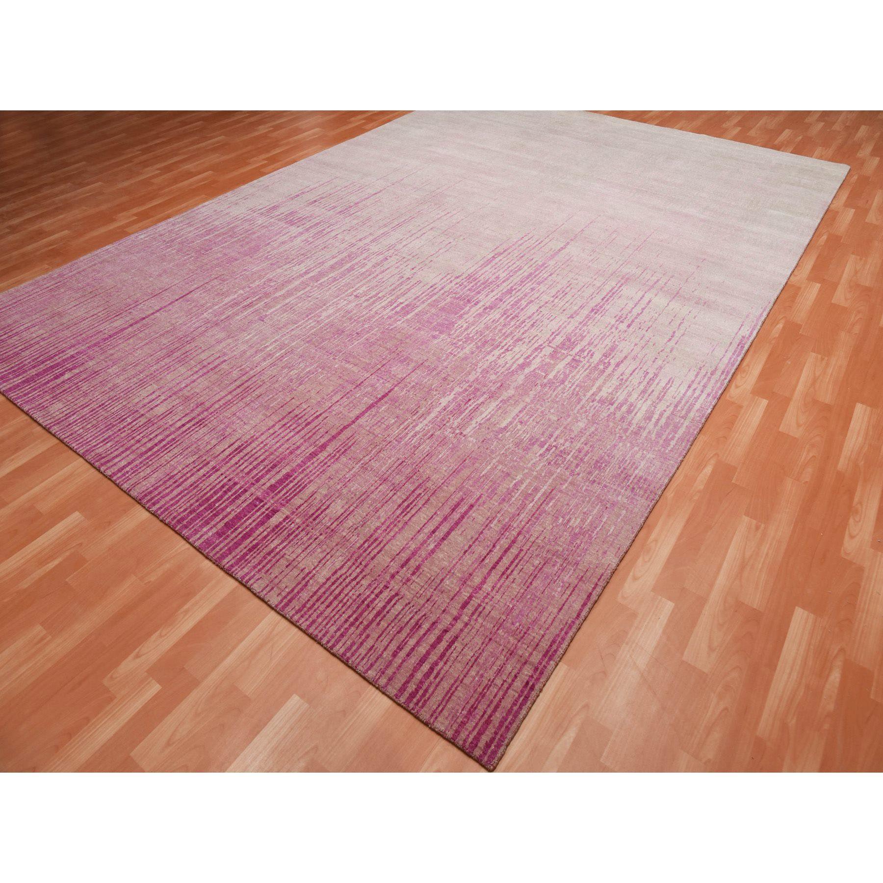 Orientalischer handgeknüpfter, vertikaler Teppich in Ombre-Design aus natürlicher Wolle in Rosa (Moderne) im Angebot