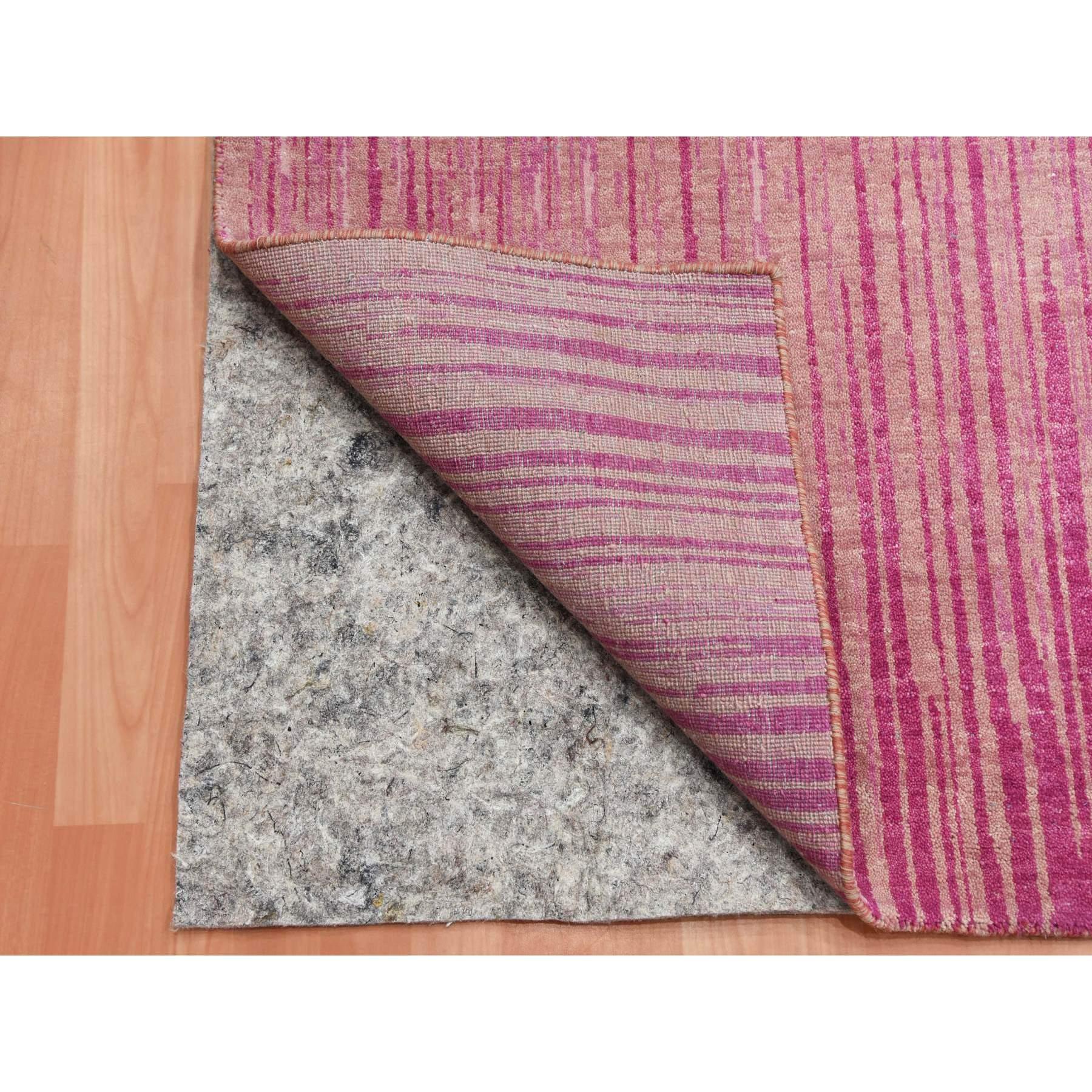 Orientalischer handgeknüpfter, vertikaler Teppich in Ombre-Design aus natürlicher Wolle in Rosa (Indisch) im Angebot