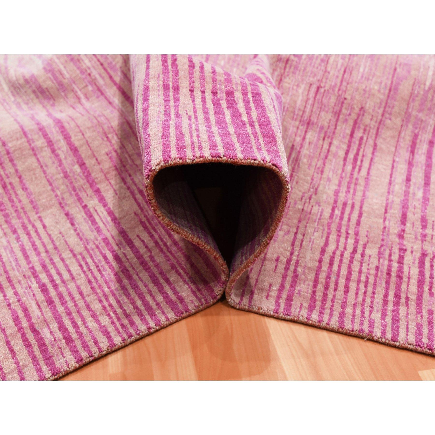 Orientalischer handgeknüpfter, vertikaler Teppich in Ombre-Design aus natürlicher Wolle in Rosa (Handgeknüpft) im Angebot