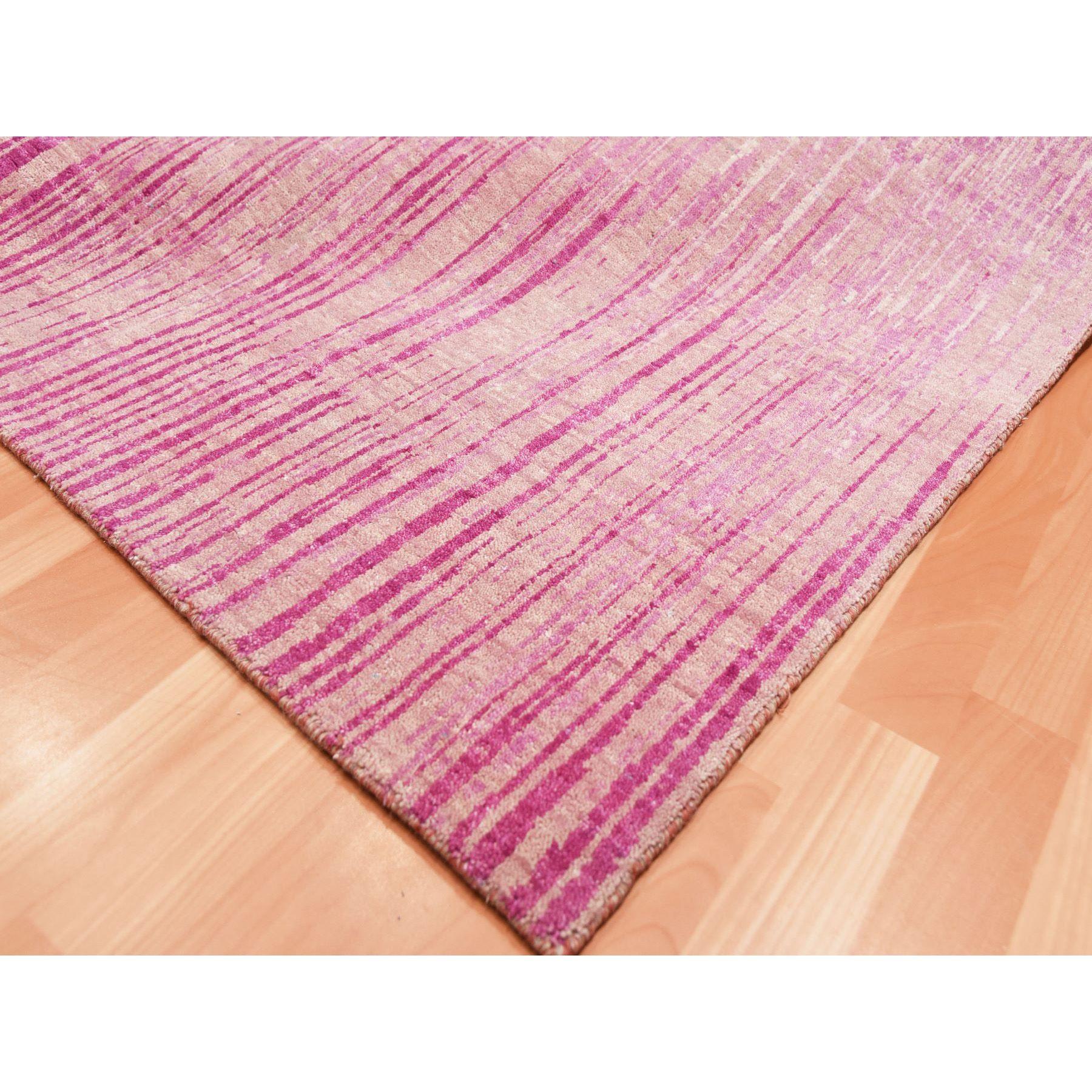 Orientalischer handgeknüpfter, vertikaler Teppich in Ombre-Design aus natürlicher Wolle in Rosa im Zustand „Neu“ im Angebot in Carlstadt, NJ