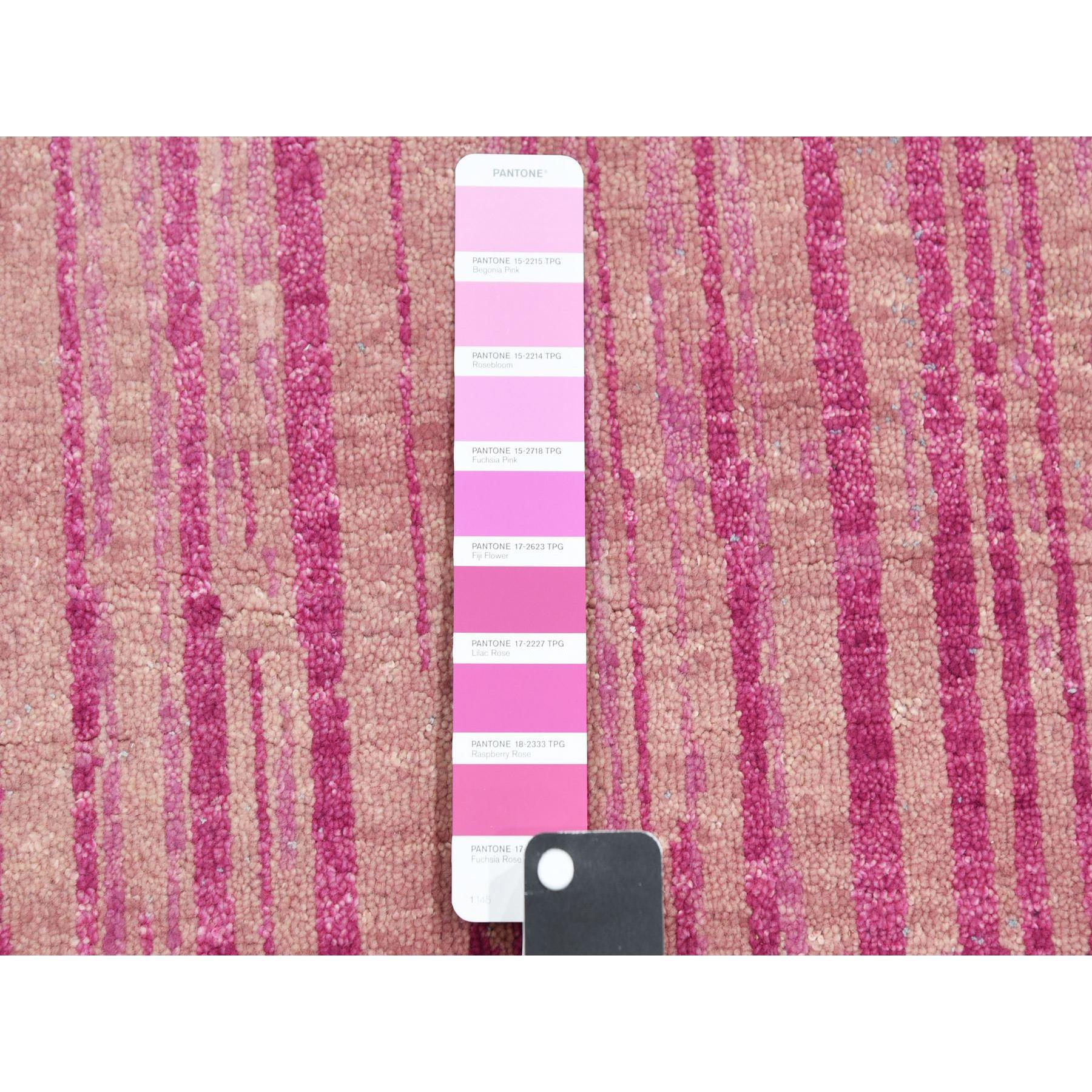 Orientalischer handgeknüpfter, vertikaler Teppich in Ombre-Design aus natürlicher Wolle in Rosa (21. Jahrhundert und zeitgenössisch) im Angebot