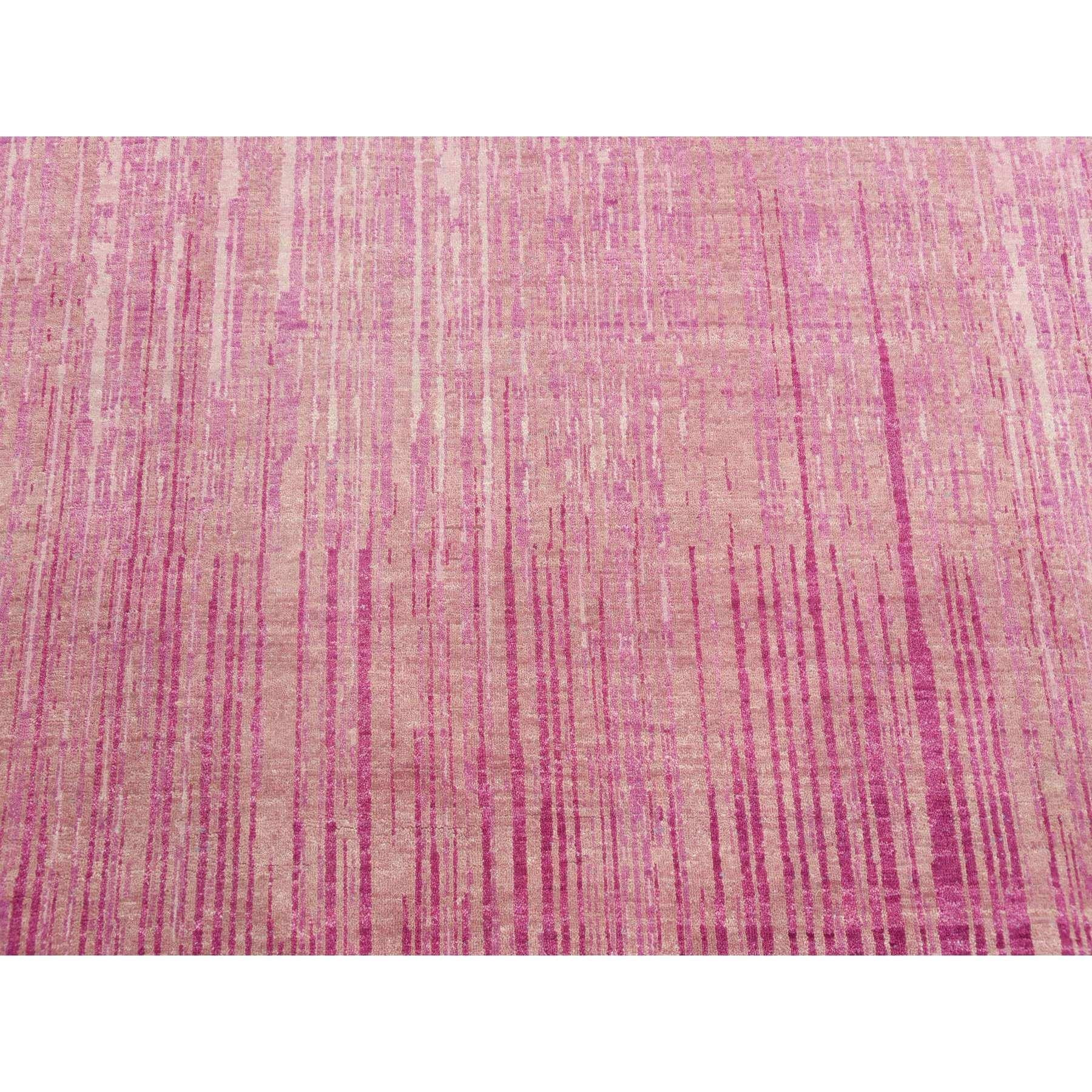 Orientalischer handgeknüpfter, vertikaler Teppich in Ombre-Design aus natürlicher Wolle in Rosa im Angebot 1
