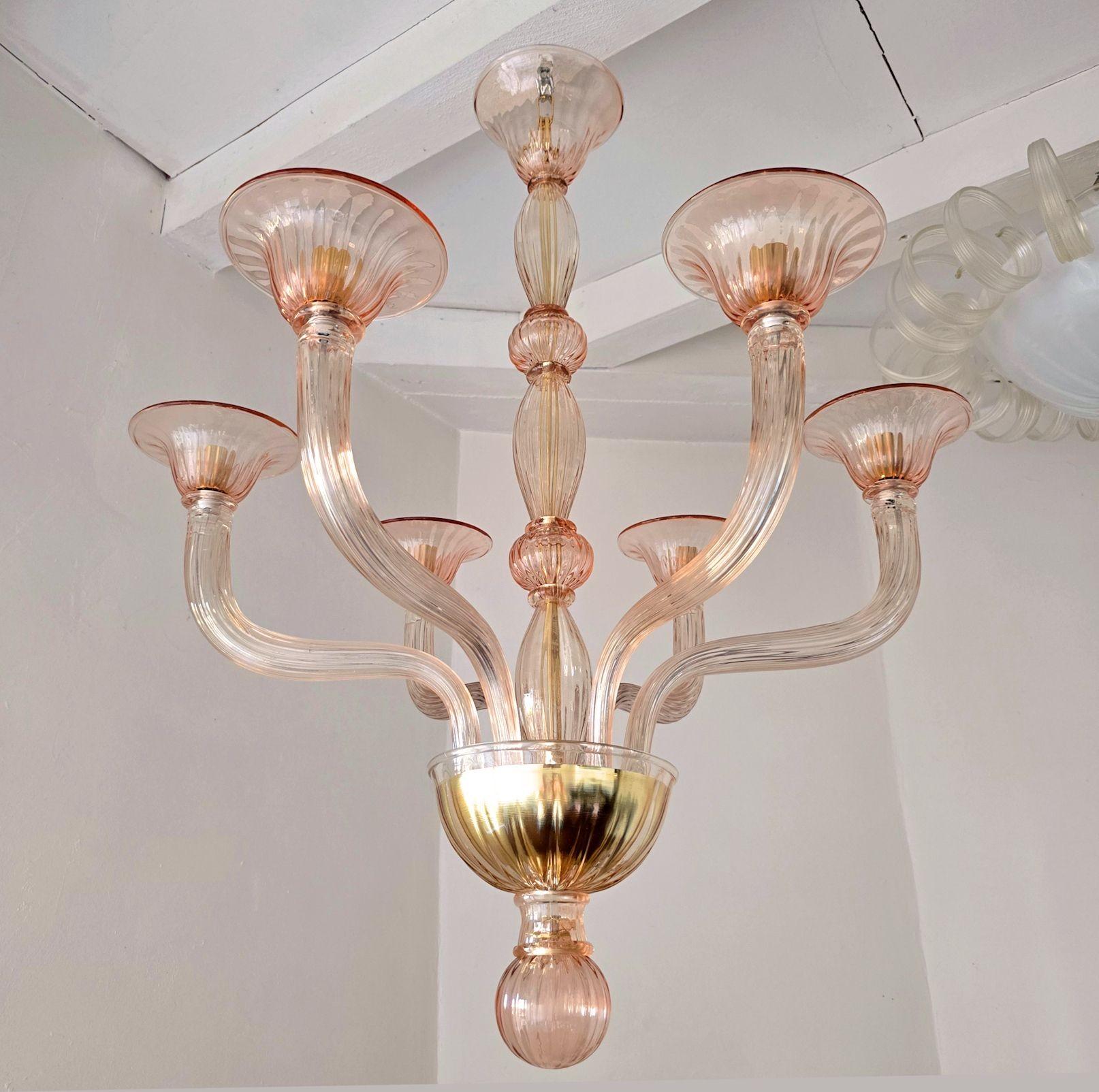 Lampadario in vetro di Murano rosa della metà del secolo scorso, stile Venini, Italia fine anni '70.
Una coppia disponibile - due lampadari venduti e prezzati singolarmente.
Il lampadario italiano è realizzato in vetro di Murano fatto a mano, in due