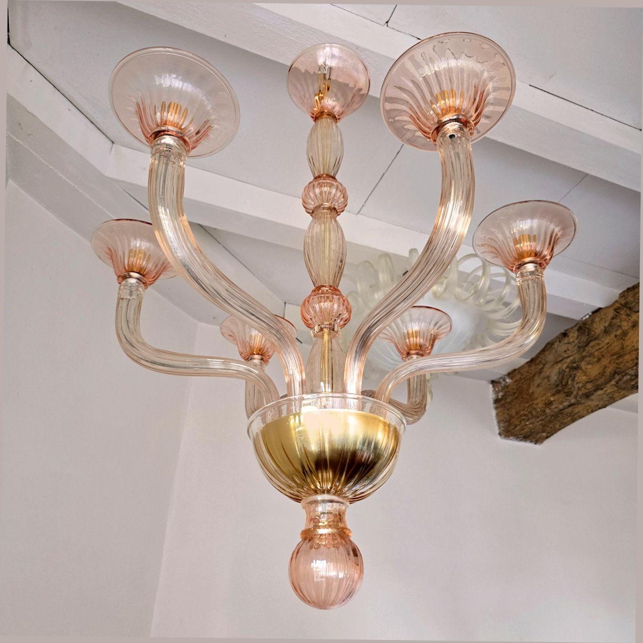 Mid-Century moderno Lampadario neoclassico rosa in vetro di Murano in vendita