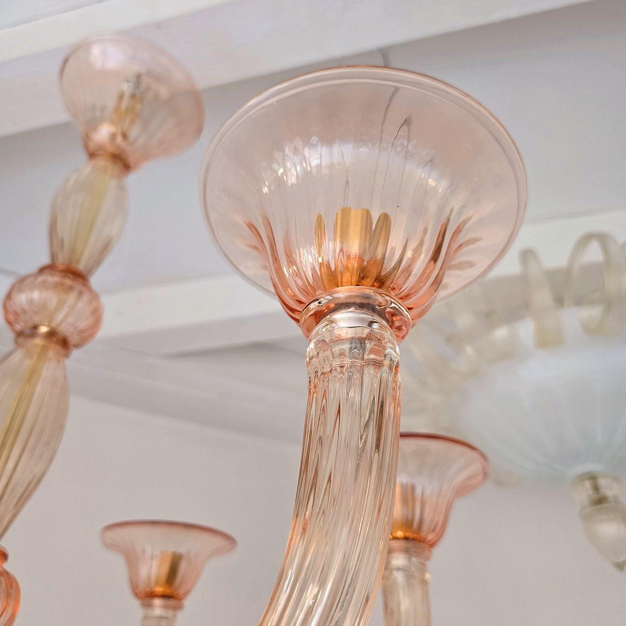 Lampadario neoclassico rosa in vetro di Murano in vendita 1