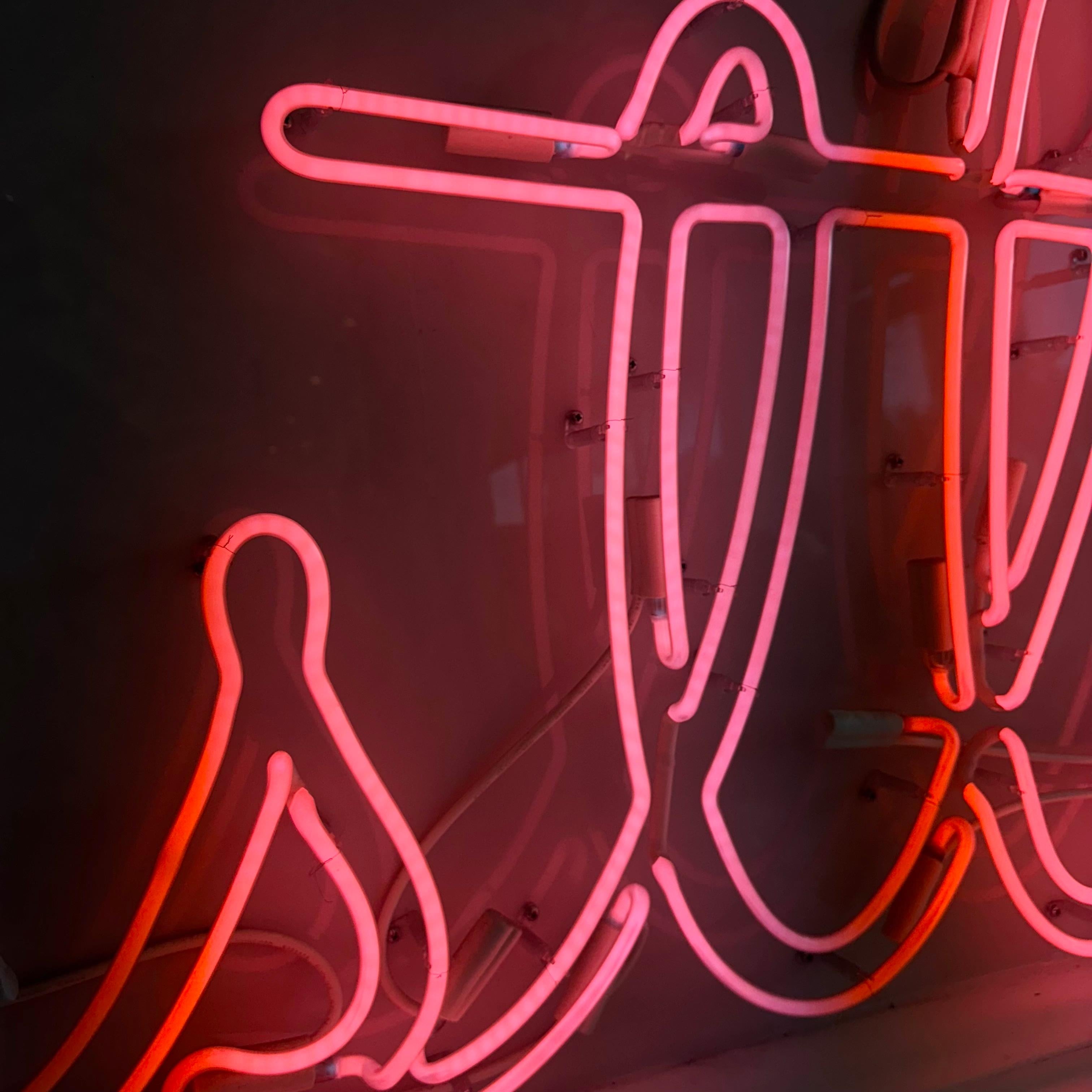 Pink Neon 'Hustle' Sign, 1990s USA In Good Condition For Sale In Los Angeles, CA