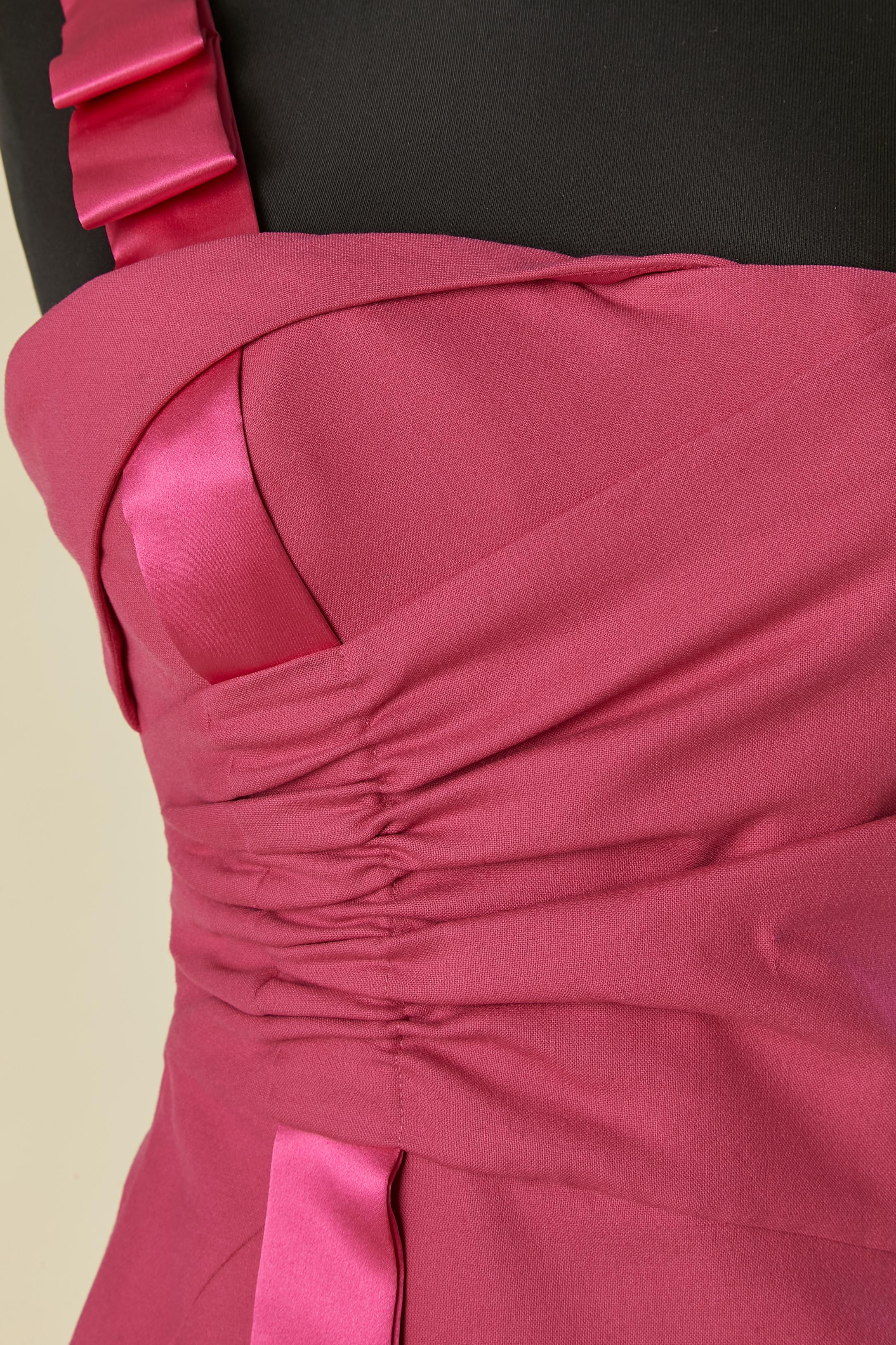 Rosa Cocktailkleid mit einem Träger. Zusammensetzung des Hauptgewebes: 72% Wolle, 24% Seide, 4% Elasthan. Markenzeichen (Medusa) Futterzusammensetzung: 96% Viskose, 4% Elastan. 
Rosa Satinband. Unsichtbarer Reißverschluss auf der linken Seite.