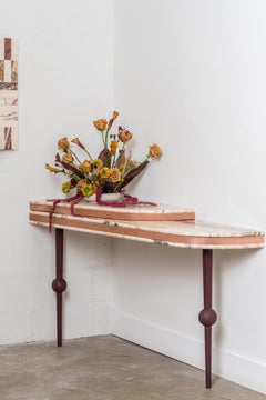 Mesa consola esquinera de mohair con dos niveles de ónice rosa y rosa empolvado