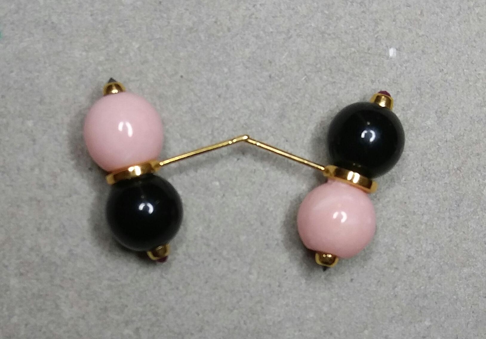 Boucles d'oreilles en or ornées de perles rondes d'opale rose et d'onyx noir, de rubis et de diamants noirs en vente 1