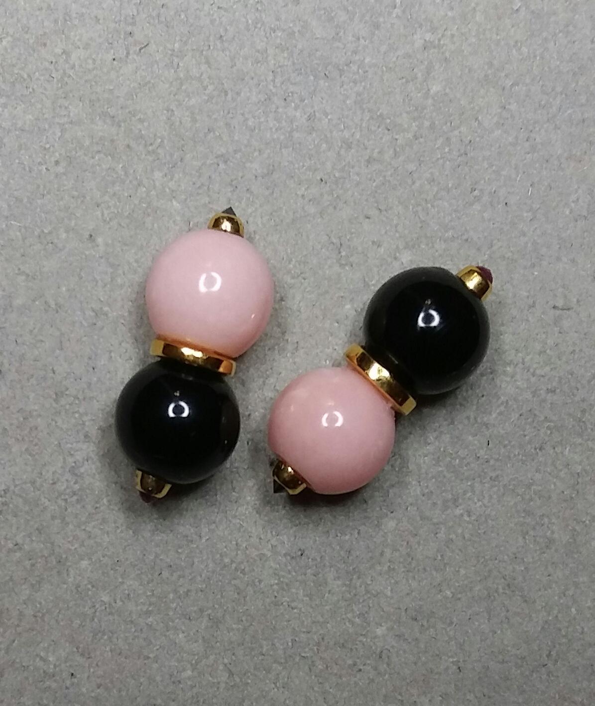 Boucles d'oreilles en or ornées de perles rondes d'opale rose et d'onyx noir, de rubis et de diamants noirs en vente 2