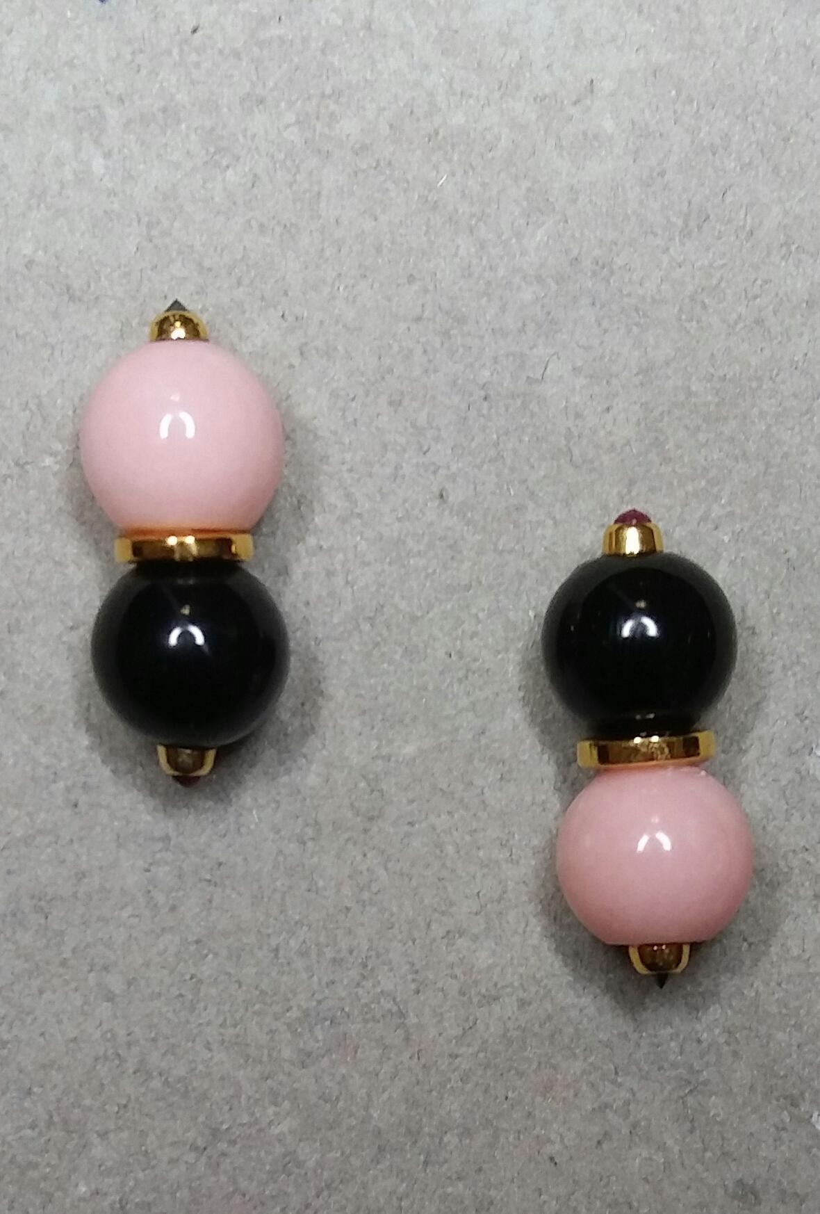 Boucles d'oreilles en or ornées de perles rondes d'opale rose et d'onyx noir, de rubis et de diamants noirs en vente 3