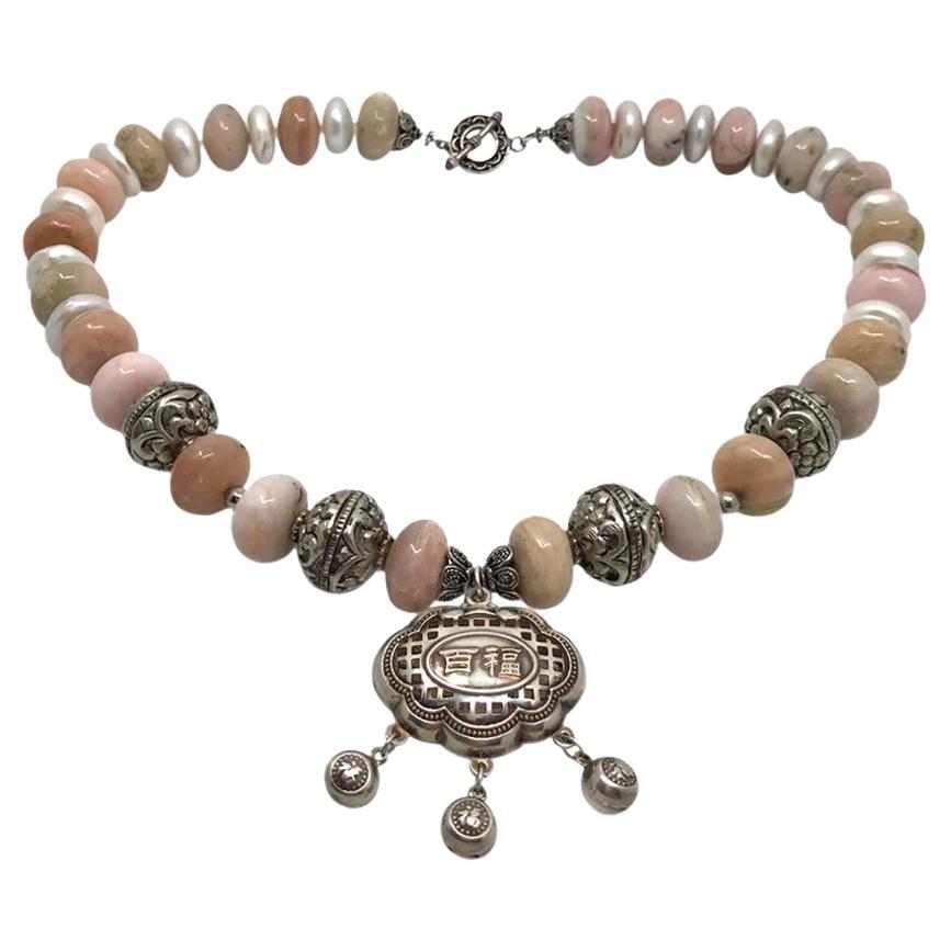 Collier avec pendentif en opale rose et perles