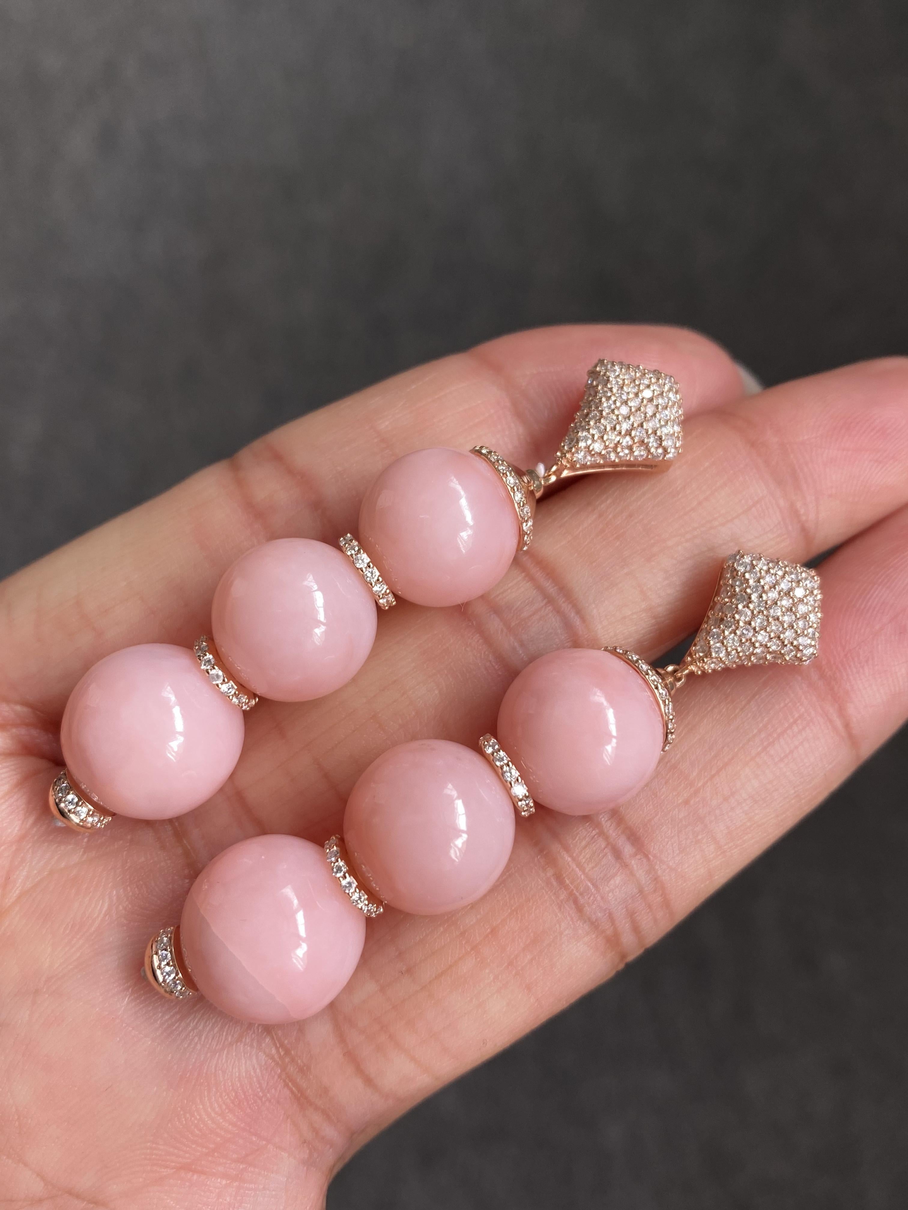 Fai una dichiarazione con questi orecchini pendenti con perle di Opale Rosa e Diamanti, unici nel loro genere, incastonati in oro rosa 18 carati. La combinazione di Opali rosa perfettamente tagliati e oro rosa si abbina perfettamente, con diamanti