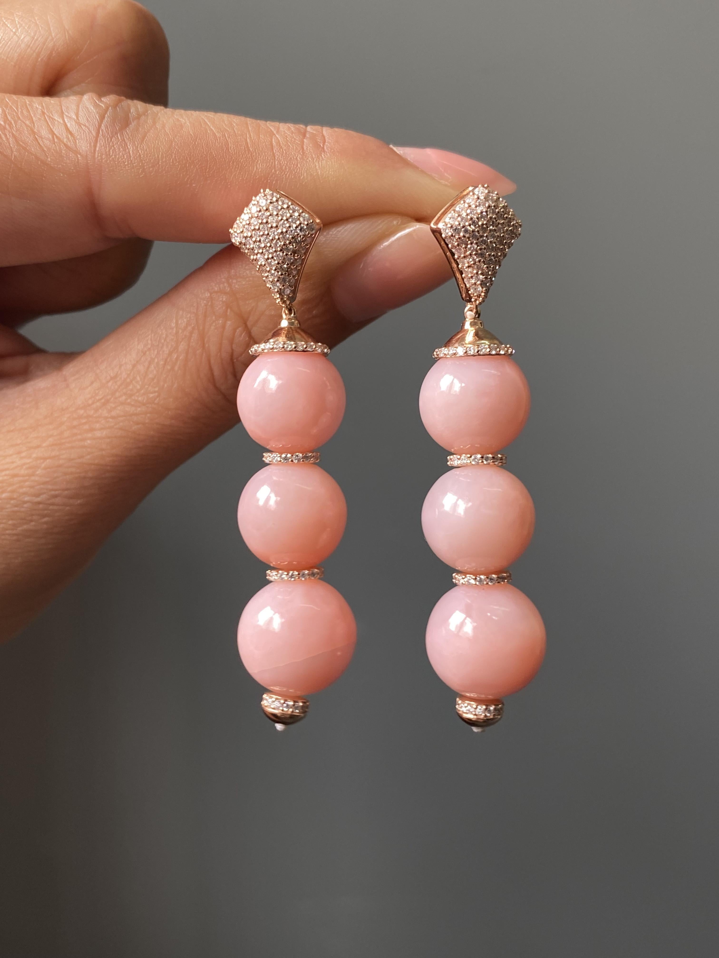 Moderno Orecchini con perle di opale rosa e diamanti in oro rosa 18 carati in vendita