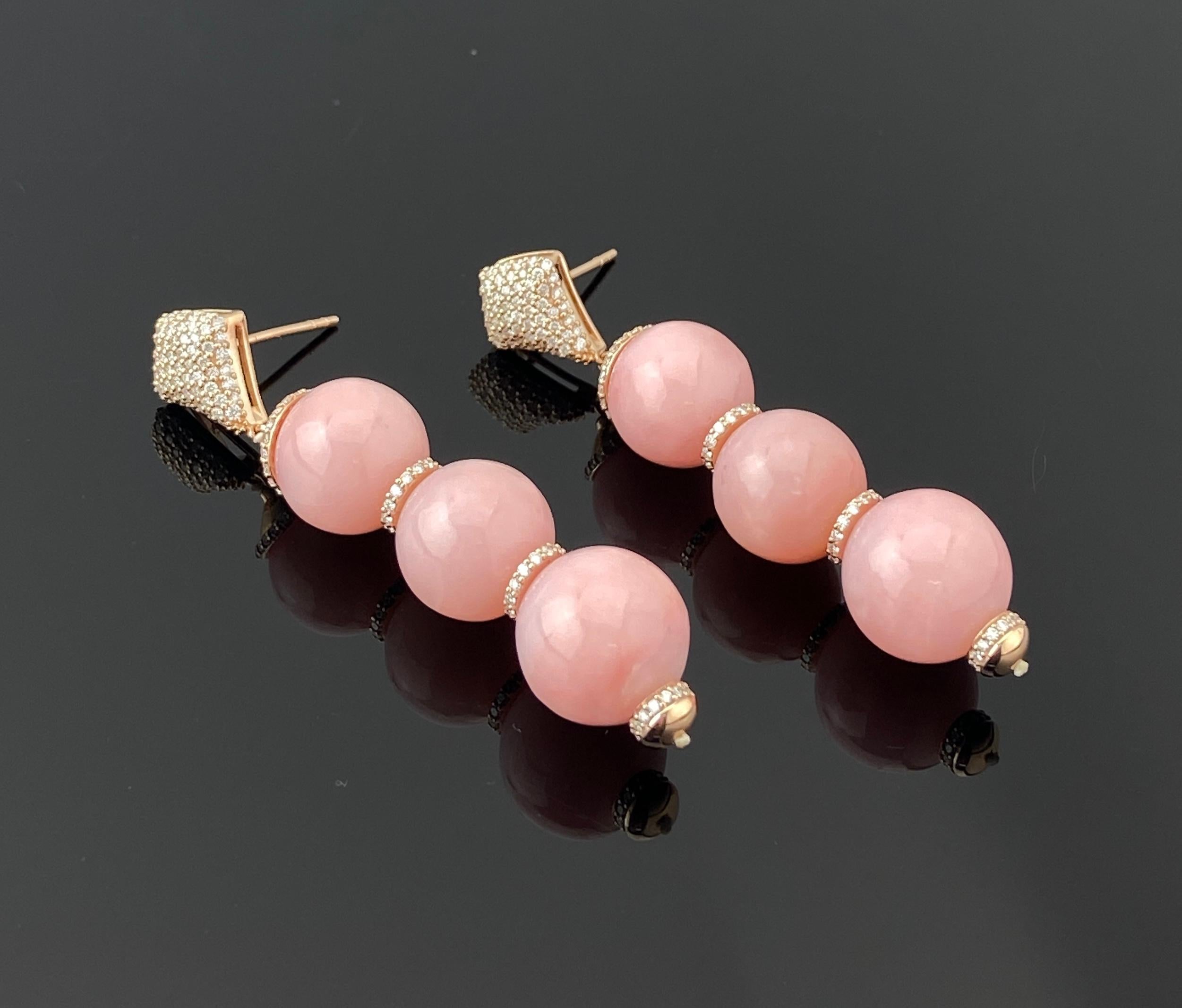 Donna Orecchini con perle di opale rosa e diamanti in oro rosa 18 carati in vendita