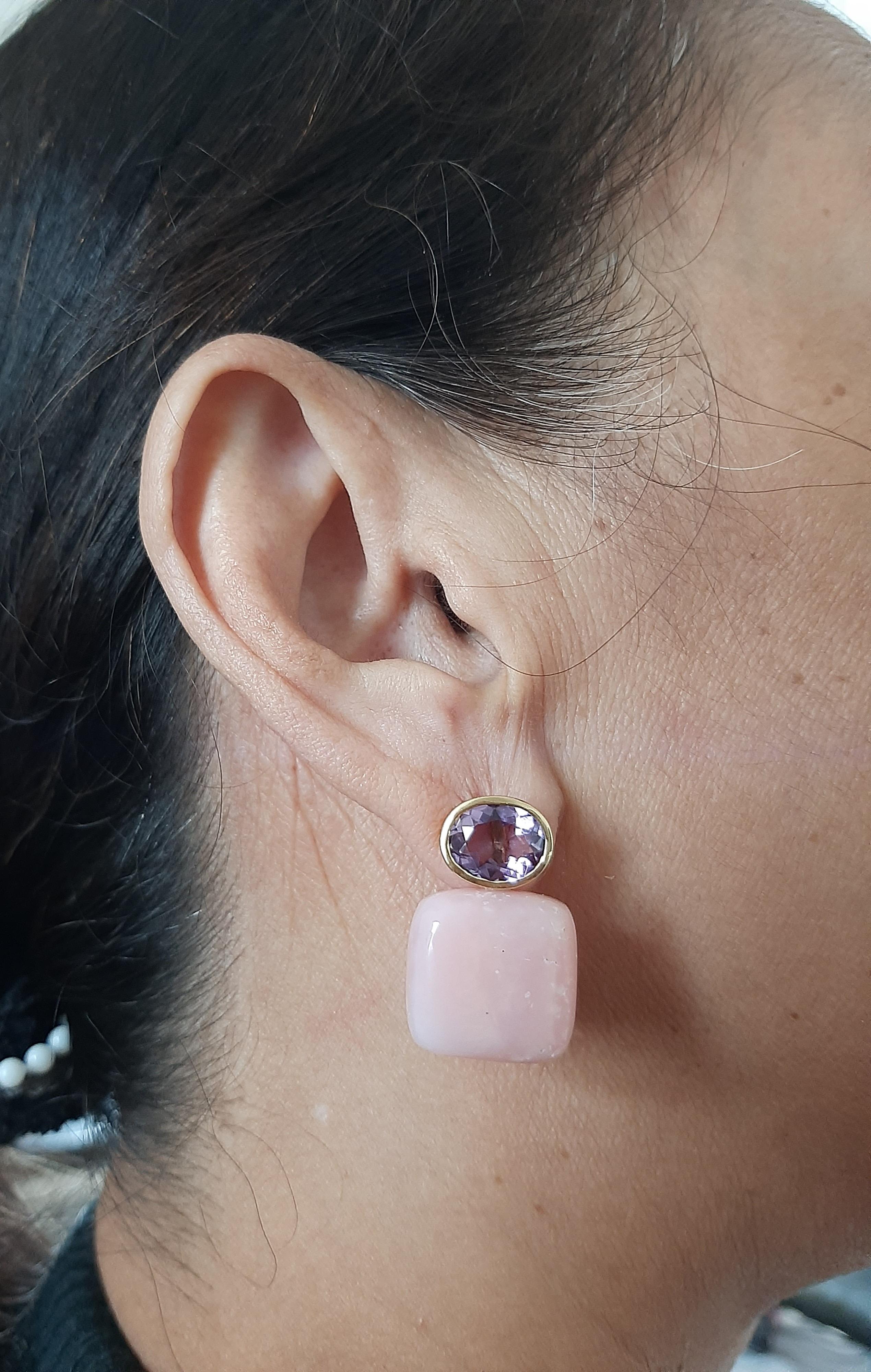 Diese einfachen, aber eleganten und handgefertigten Ohrringe haben 2 ovale, facettierte Amethysten mit den Maßen 8 x 10 mm, die in einer massiven 14 Kt Gelbgoldlünette gefasst sind, an der 2 rosa Opale in Kissenform hängen.  mit den Maßen 16 x 16