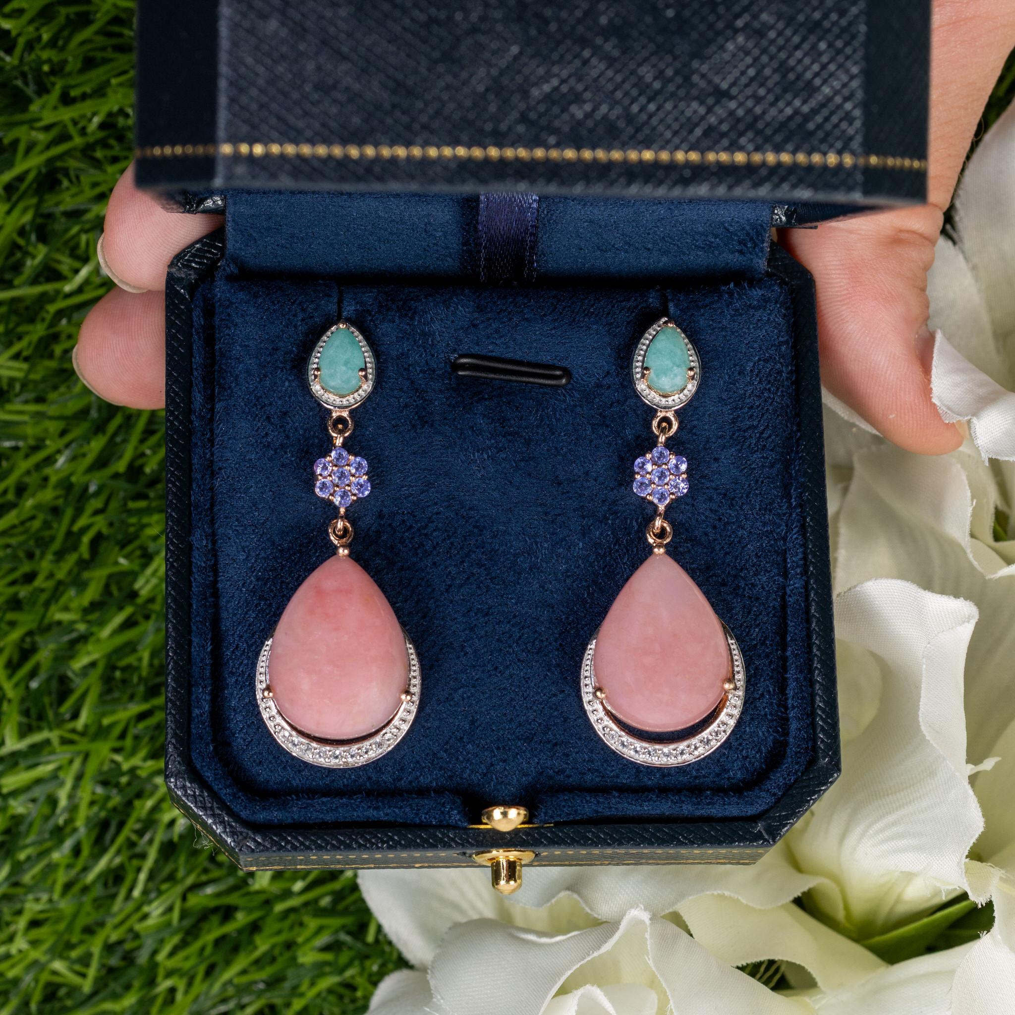 Il est accompagné d'une évaluation gemmologique par la GIA (GG/AJP).
Toutes les pierres précieuses sont naturelles.
2 Opales roses = 29,00 Carats
2 Amazonites = 2,00 Carats
14 Tanzanites = 0,48 Carats
18 Topazes blanches = 0.28 Carats
Métal : argent