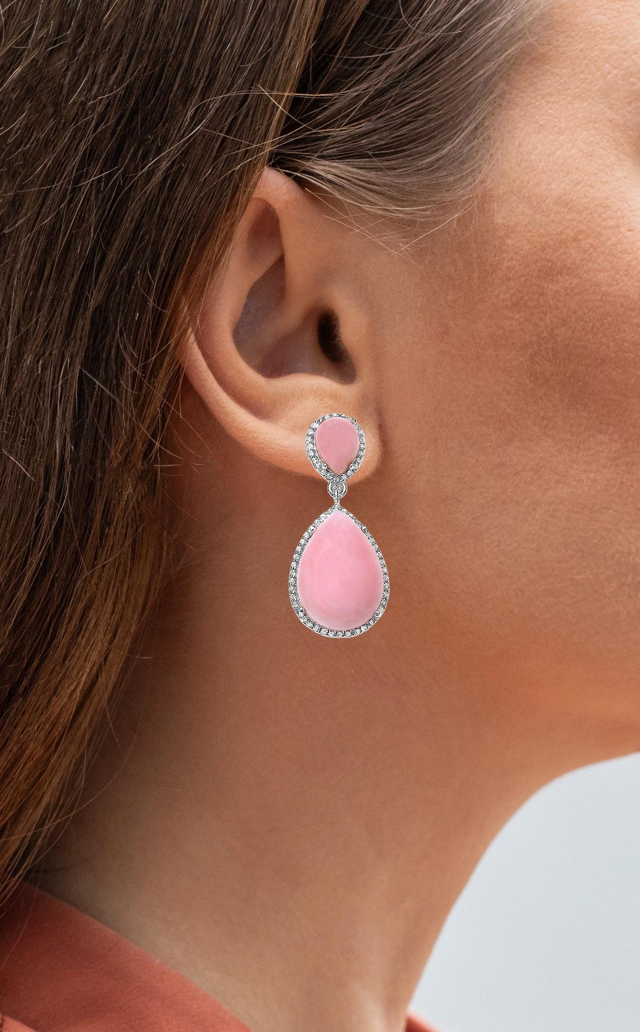 Il est accompagné d'une évaluation gemmologique par la GIA (GG/AJP).
Toutes les pierres précieuses sont naturelles.
4 Opales roses = 23,60 Carats
132 Topazes blanches = 0.60 Carats
Métal : Argent sterling plaqué rhodium
Dimensions : 37 x 15 x 6 mm :