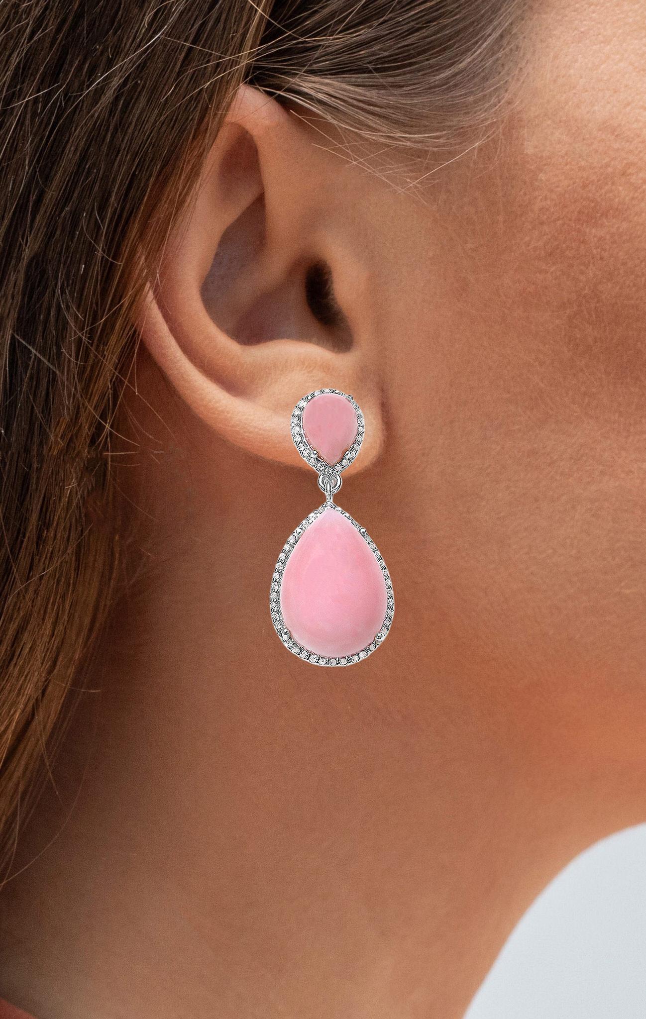 Contemporain Pendants d'oreilles en argent plaqué rhodium, opale rose et topaze blanche 24 carats en vente