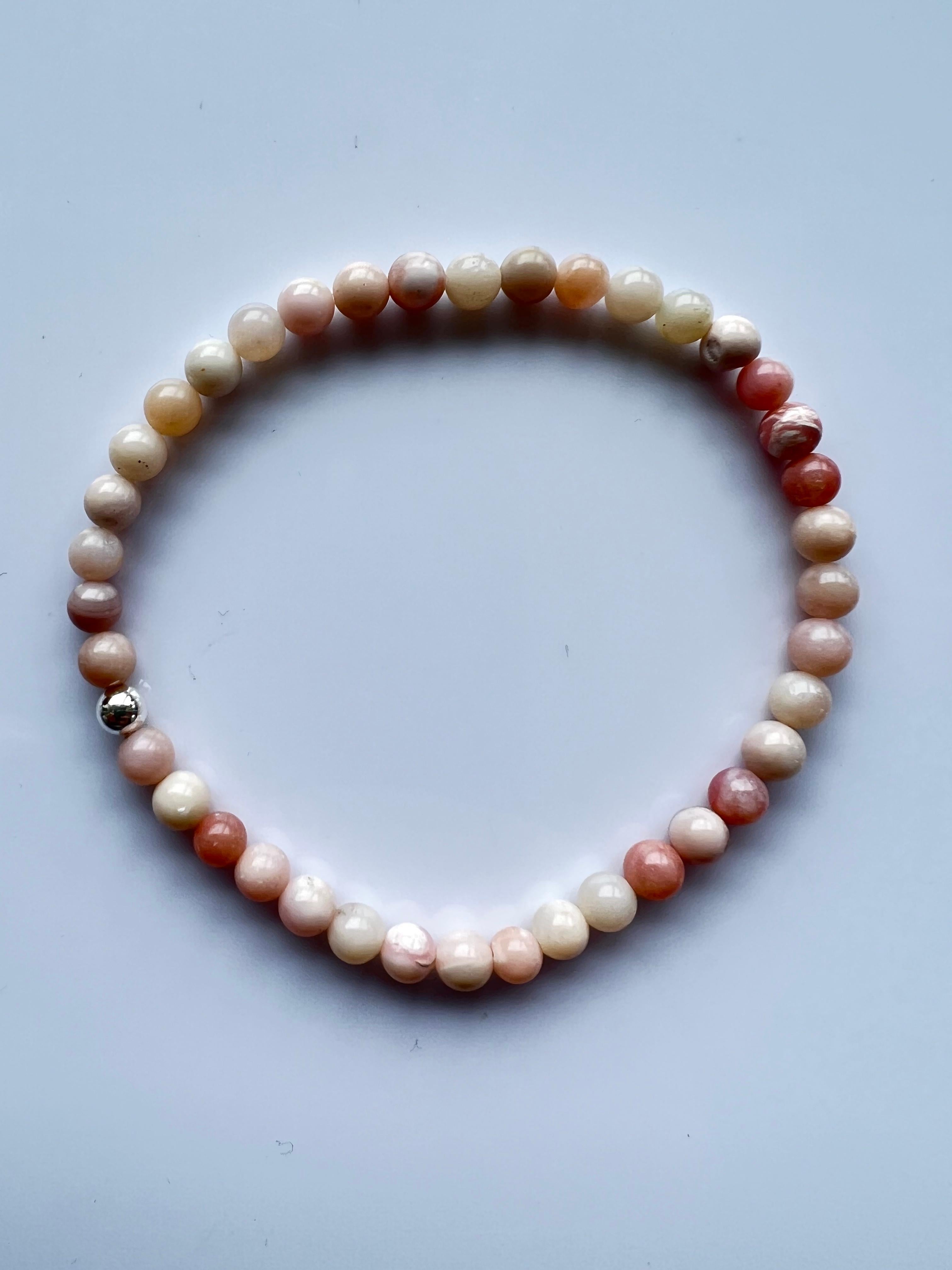 Opale rose Bracelet perlé Chakra du coeur Gemmes semi-précieuses naturelles Argent

Voici le bracelet en perles d'opale rose de J Dauphin, un bijou envoûtant qui rayonne d'une aura douce et d'un riche symbolisme spirituel. Chaque bracelet est
